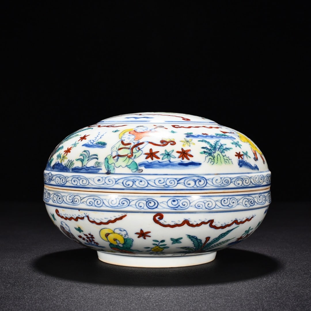 An Exquisite Chinesedou colorful fruit box: Size: Height 11 cm - Diameter 18 cm |Materials: Porcelain |Style Dynasty: Ming Dynasty |Attributed: changhua |Object: box