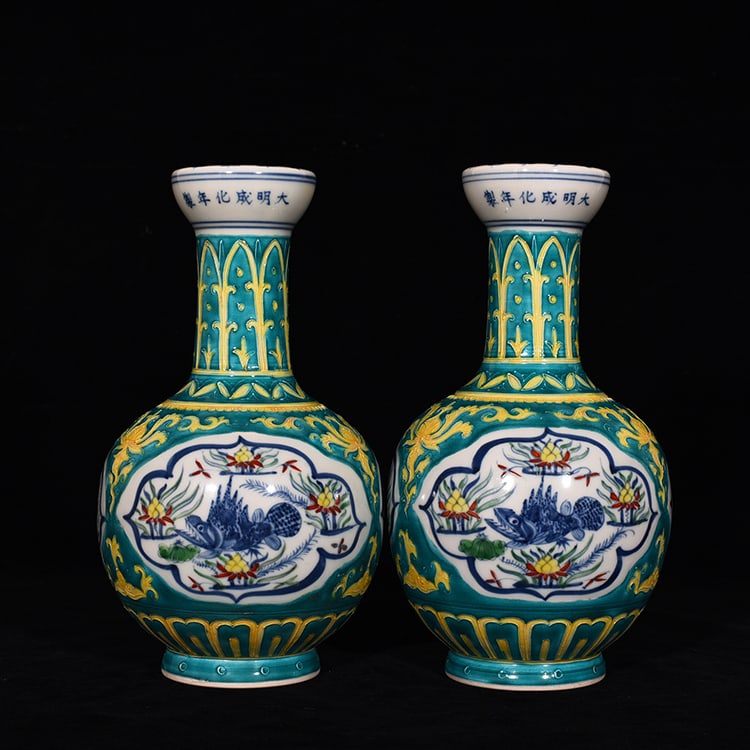 An Exquisite Chinese Huacai Garlic Erotica Vase: Size: Height 22.5 cm - Diameter 12 cm |Materials: Porcelain |Style Dynasty: Ming Dynasty |Attributed: changhua |Object: vase