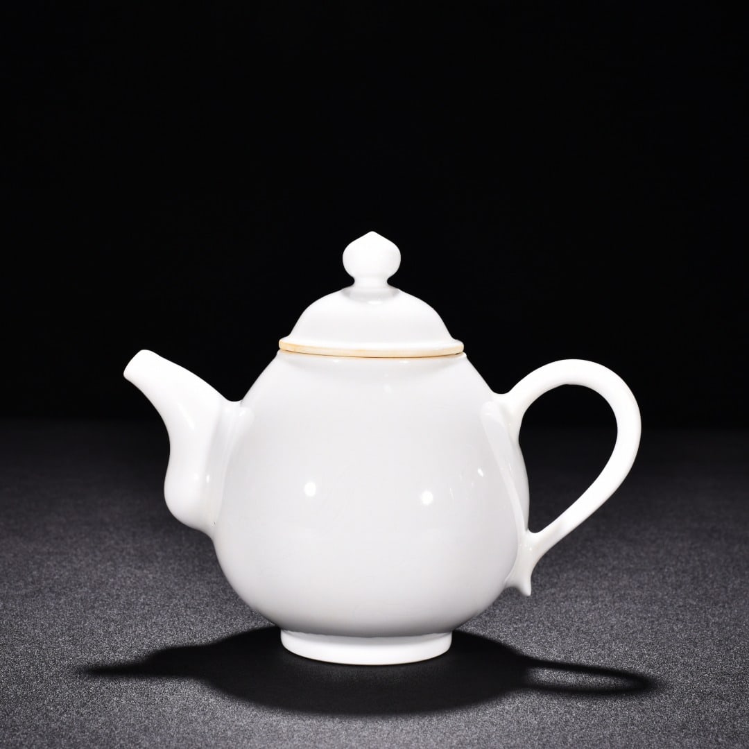 An Exquisite Chinese white glaze pot: Size: Height 12.5 cm - Diameter 15 cm |Materials: Porcelain |Style Dynasty: Ming Dynasty |Attributed: changhua |Object: pot