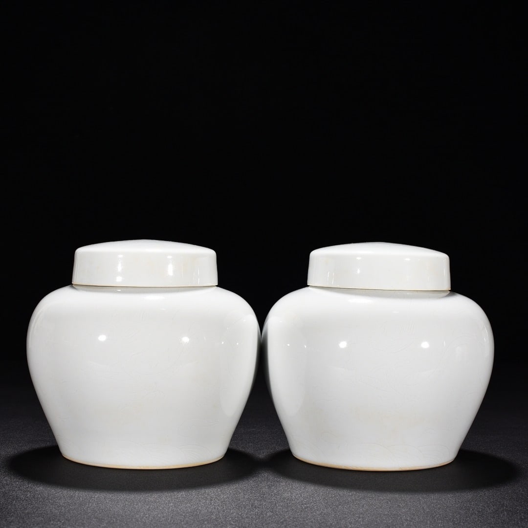 An Exquisite Chinese white glaze sky shaped lid jar: Size: Height 13 cm - Diameter 14 cm |Materials: Porcelain |Style Dynasty: Ming Dynasty |Attributed: changhua |Object: jar