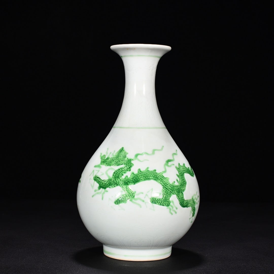 An Exquisite Chinese green glaze jade pot spring vase: Size: Height 23 cm - Diameter 13 cm |Materials: Porcelain |Style Dynasty: Ming Dynasty |Attributed: changhua |Object: vase