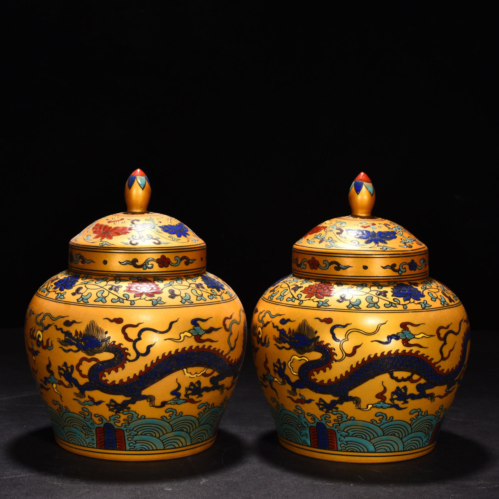 An Exquisite Chinese Jindi colorful cloudAnd dragon pattern lid jar: Size: Height 20 cm - Diameter 15 cm |Materials: Porcelain |Style Dynasty: Ming Dynasty |Attributed: changhua |Object: jar