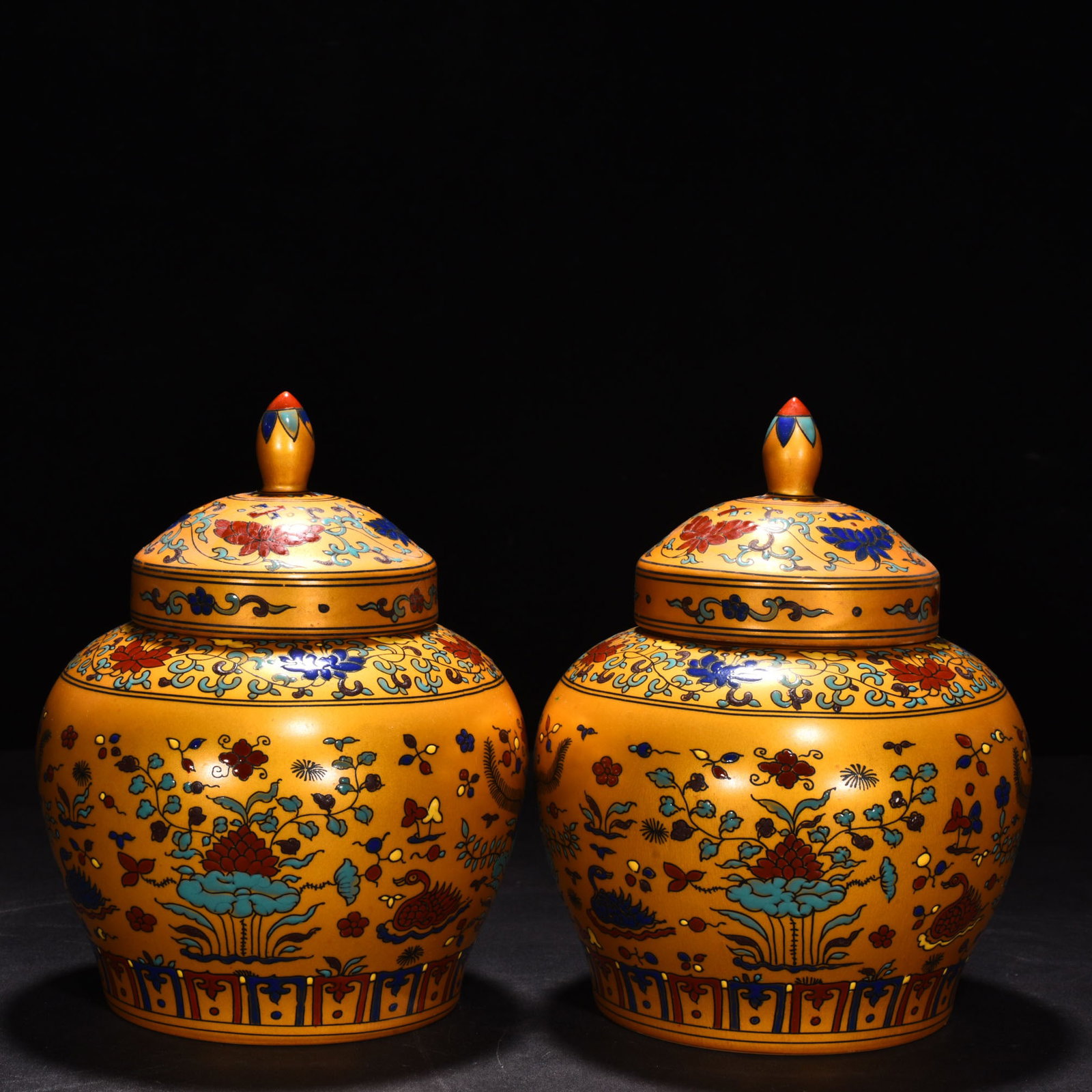 An Exquisite Chinese Jindi colorful lotus lid jar: Size: Height 20 cm - Diameter 15 cm |Materials: Porcelain |Style Dynasty: Ming Dynasty |Attributed: changhua |Object: jar