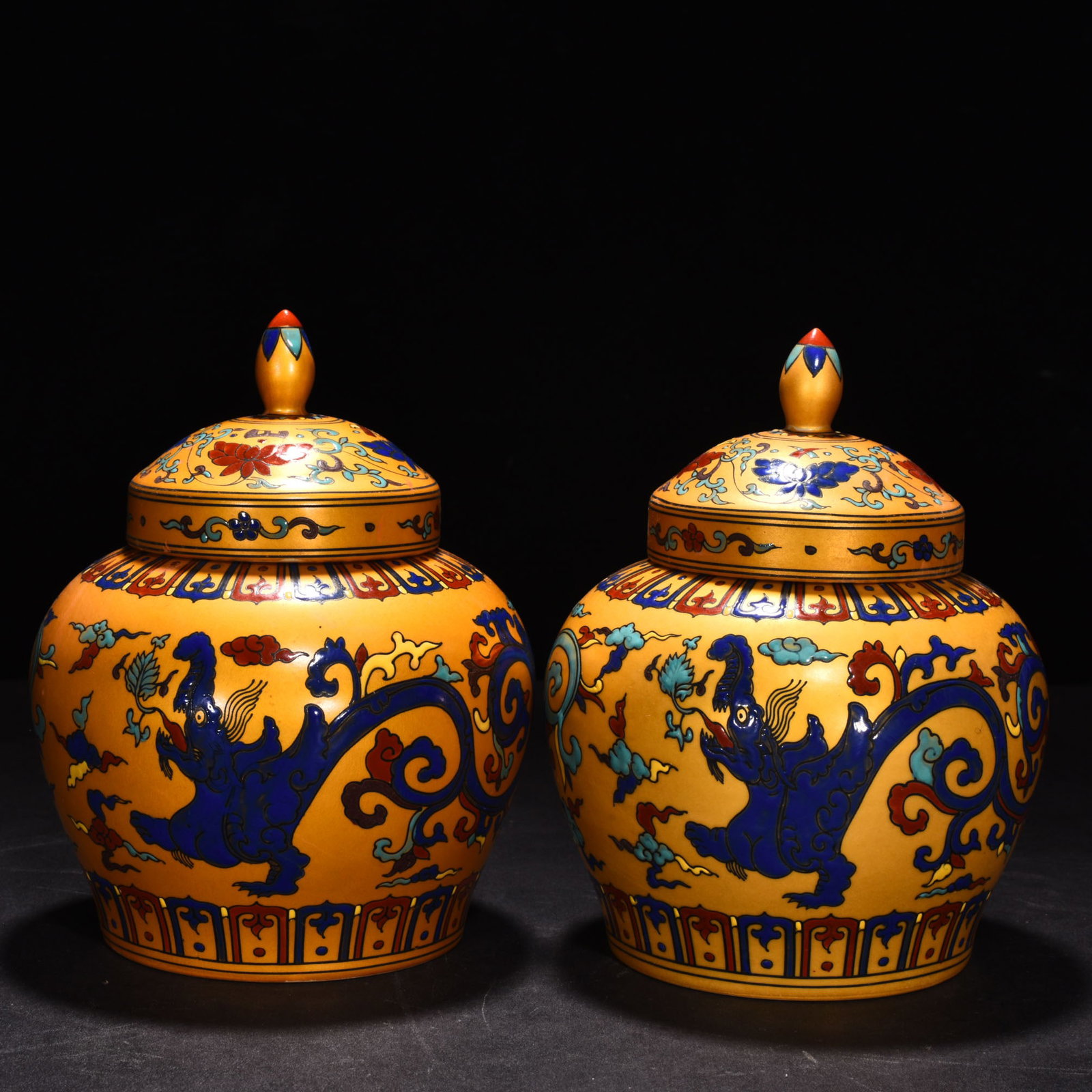 An Exquisite Chinese Jindi colorful lid jar: Size: Height 20 cm - Diameter 15 cm |Materials: Porcelain |Style Dynasty: Ming Dynasty |Attributed: changhua |Object: jar
