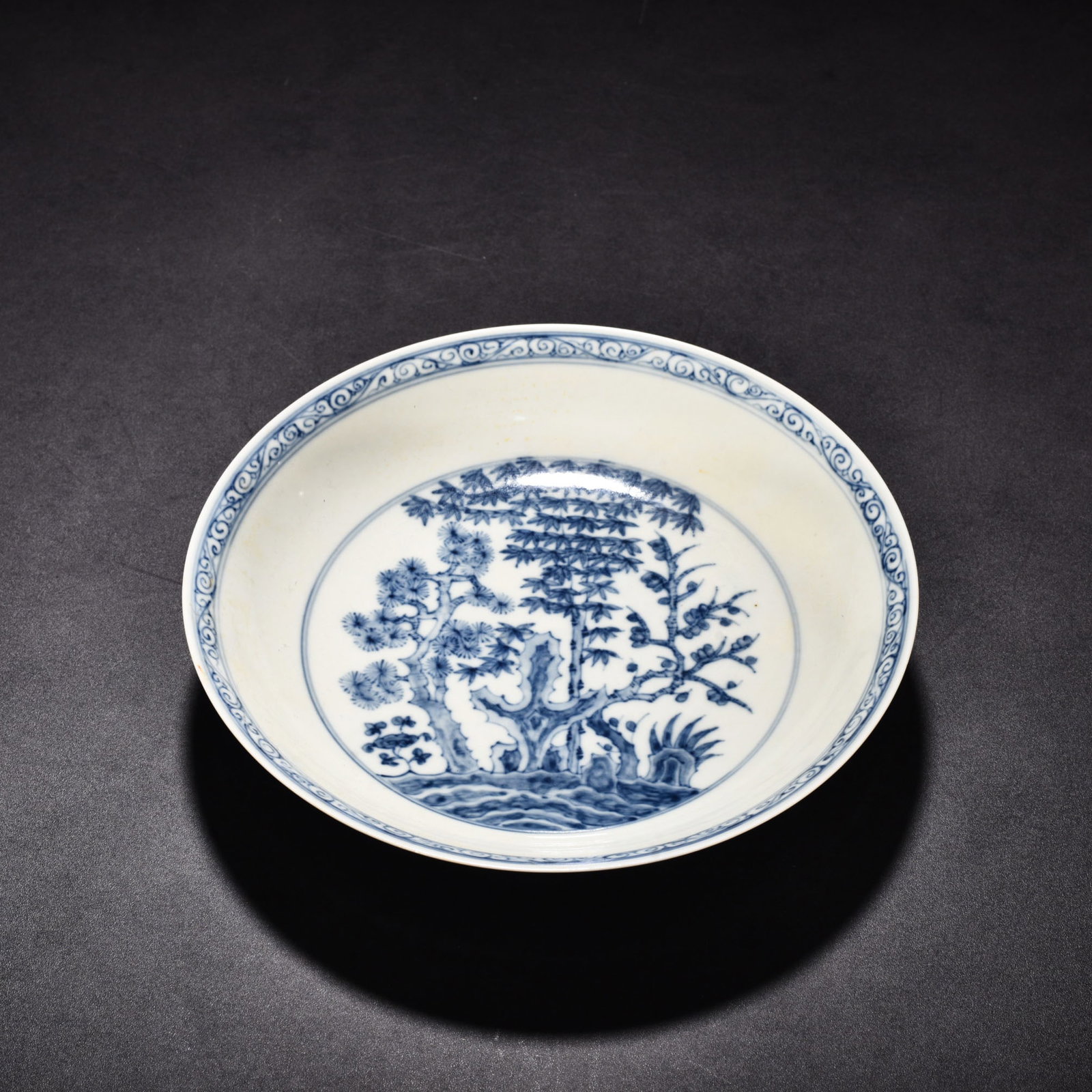 An Exquisite Chinese blueAnd white bambooAnd plum plate: Size: Height 4.8 cm - Diameter 22.2 cm |Materials: Porcelain |Style Dynasty: Ming Dynasty |Attributed: changhua |Object: plate