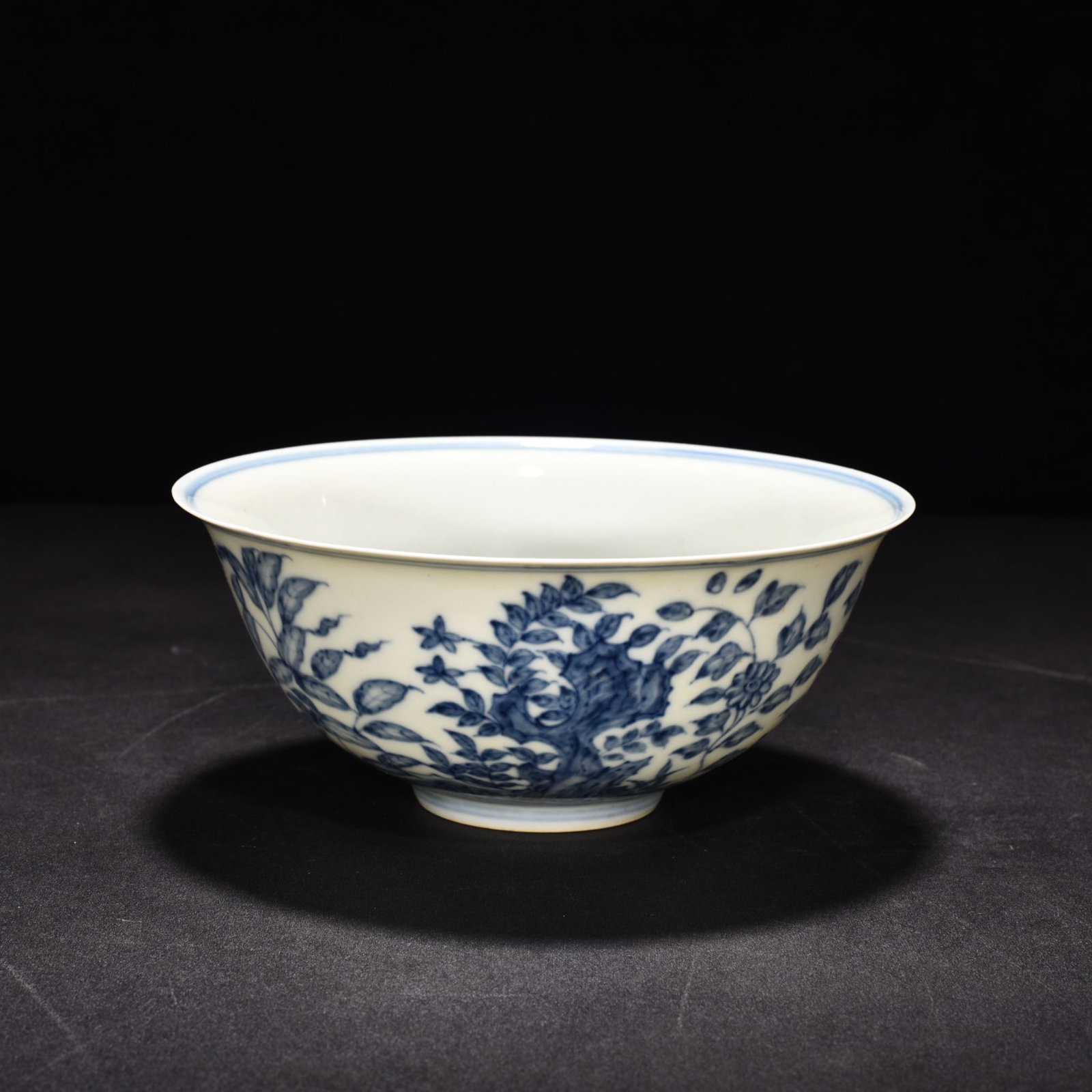 An Exquisite Chinese blueAnd white palace bowl: Size: Height 7 cm - Diameter 15.5 cm |Materials: Porcelain |Style Dynasty: Ming Dynasty |Attributed: changhua |Object: bowl
