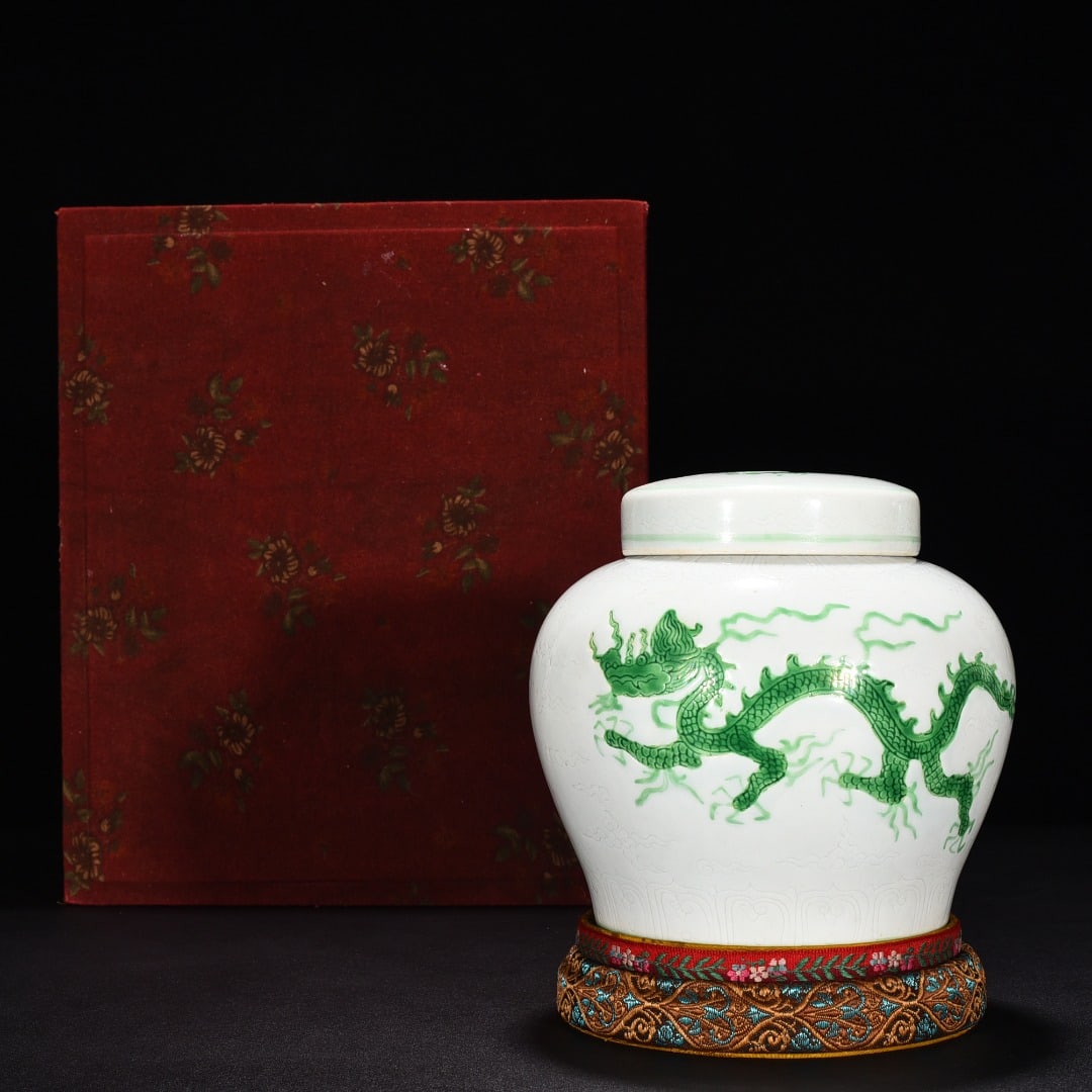 An Exquisite Chinese green glaze cloudAnd dragon pattern jar (1 of 9)