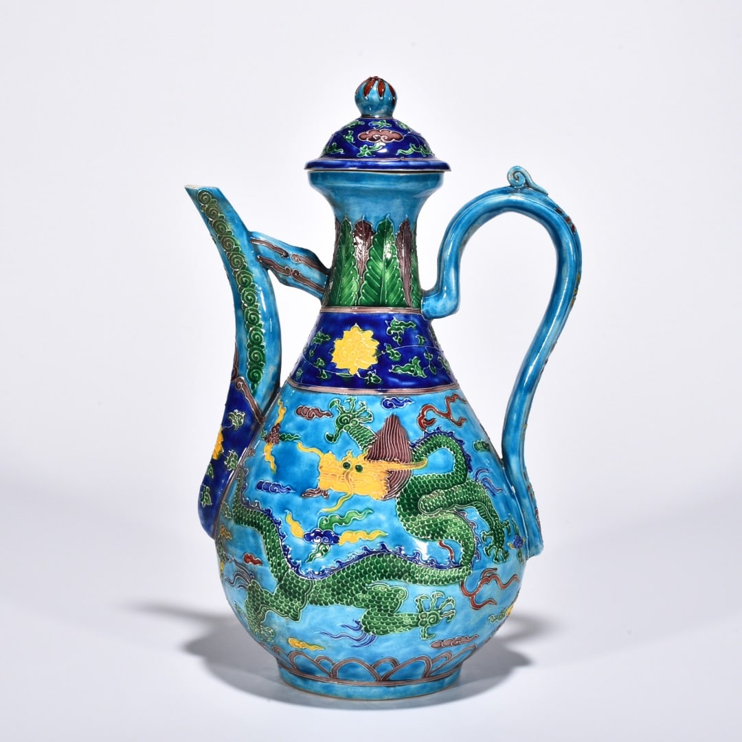 An Exquisite Chinese enamel with colorful cloudsAnd dragon pattern pot: Size: Height 31 cm - Diameter 21 cm |Materials: Porcelain |Style Dynasty: Ming Dynasty |Attributed: Yongle |Object: pot