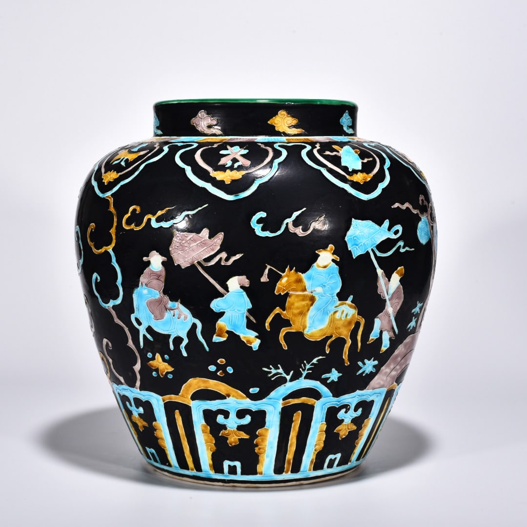An Exquisite Chinese enamel jar: Size: Height 34 cm - Diameter 33.5 cm |Materials: Porcelain |Style Dynasty: Ming Dynasty |Attributed: Yongle |Object: jar