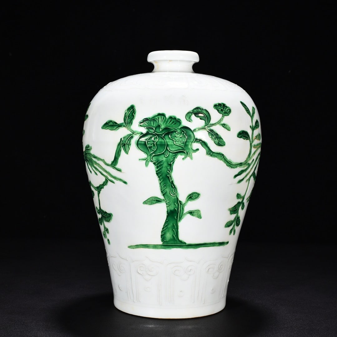 An Exquisite Chinese whiteAnd green glazed plum vase: Size: Height 29 cm - Diameter 20 cm |Materials: Porcelain |Style Dynasty: Ming Dynasty |Attributed: Yongle |Object: vase