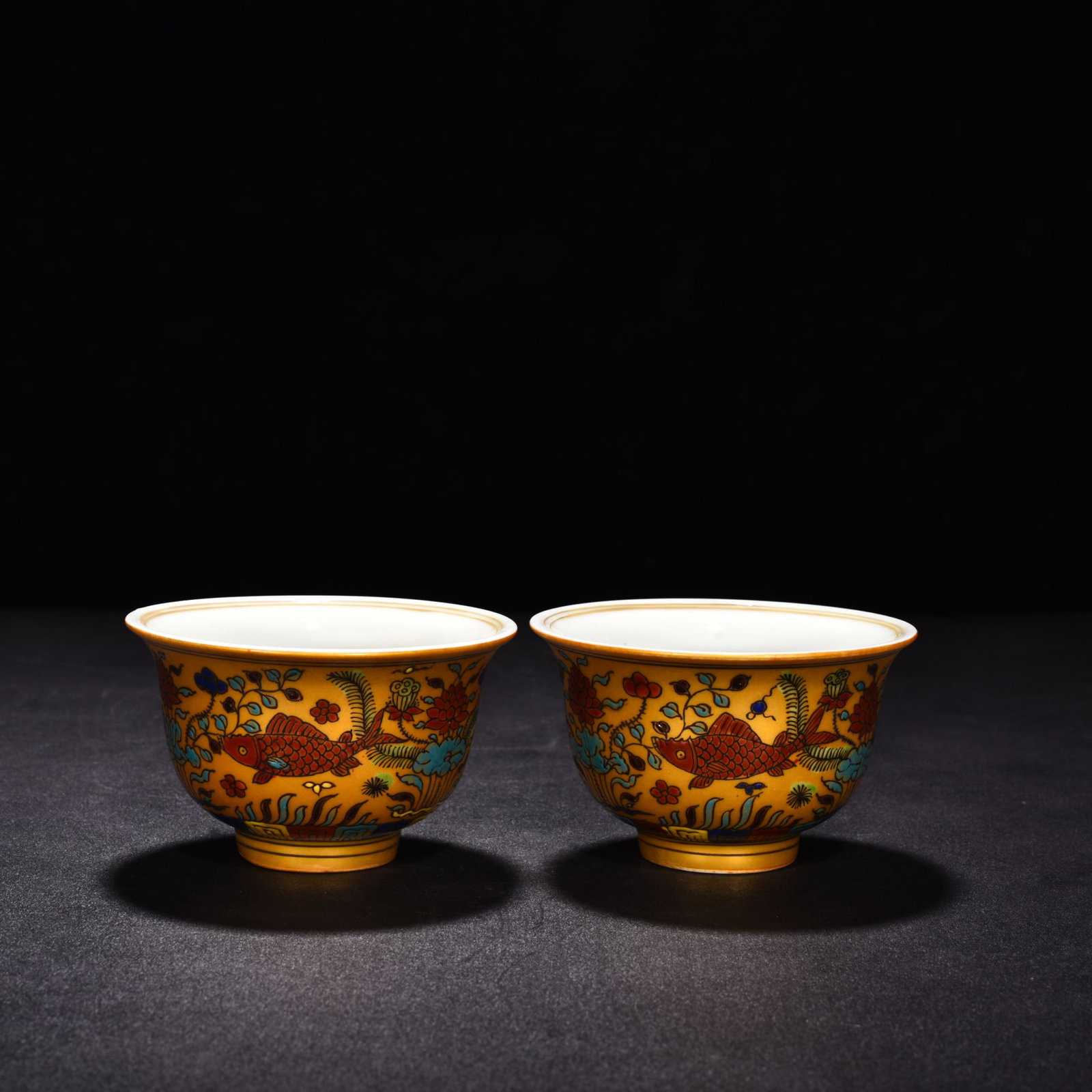 An Exquisite Chinese gold-colored fishAnd algae pattern hand cup (1 of 8)
