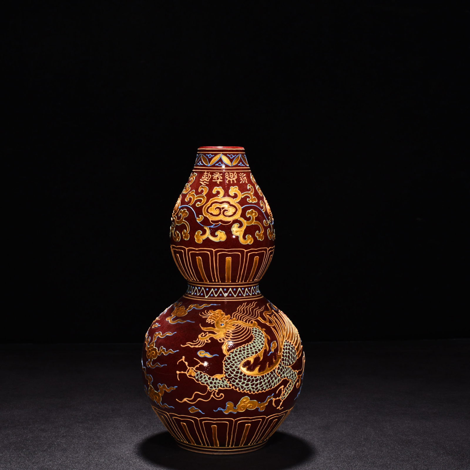An Exquisite Chinese Ji red enamel gourd vase: Size: Height 25.8 cm - Diameter 12 cm |Materials: Porcelain |Style Dynasty: Ming Dynasty |Attributed: Yongle |Object: vase