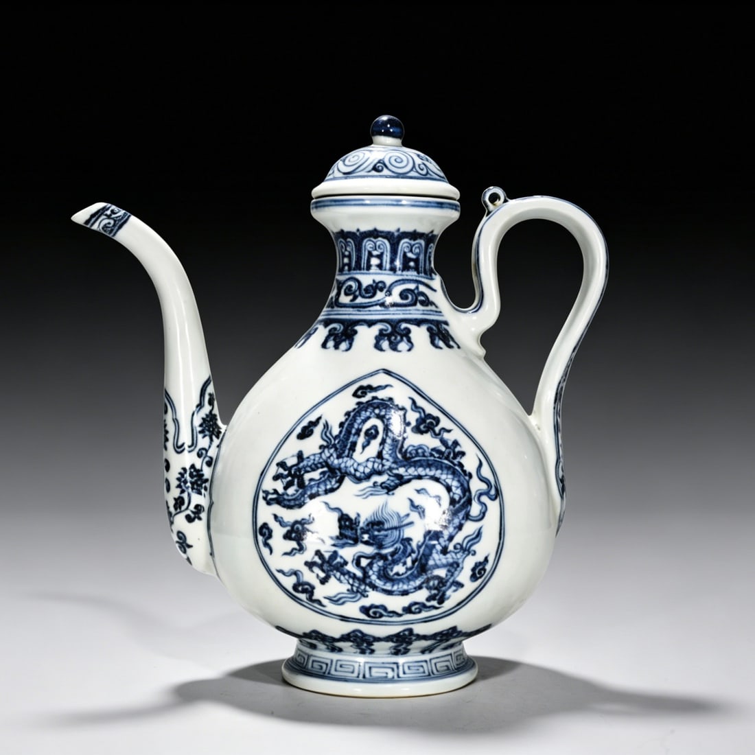An Exquisite Chinese blueAnd white dragon pattern ewer (1 of 9)
