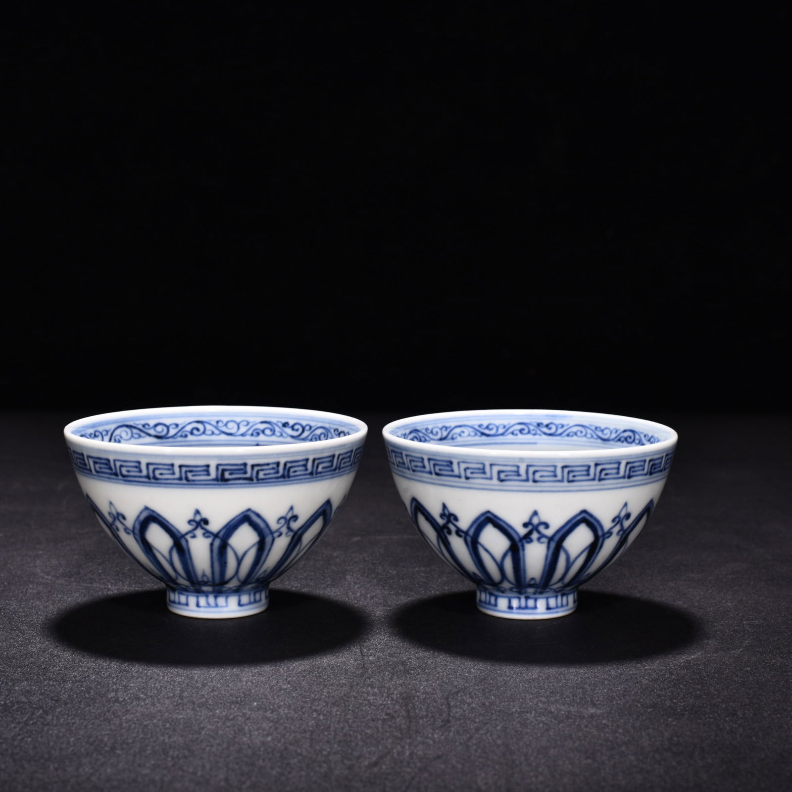 An Exquisite Chinese blueAnd white chicken heart cup (1 of 6)