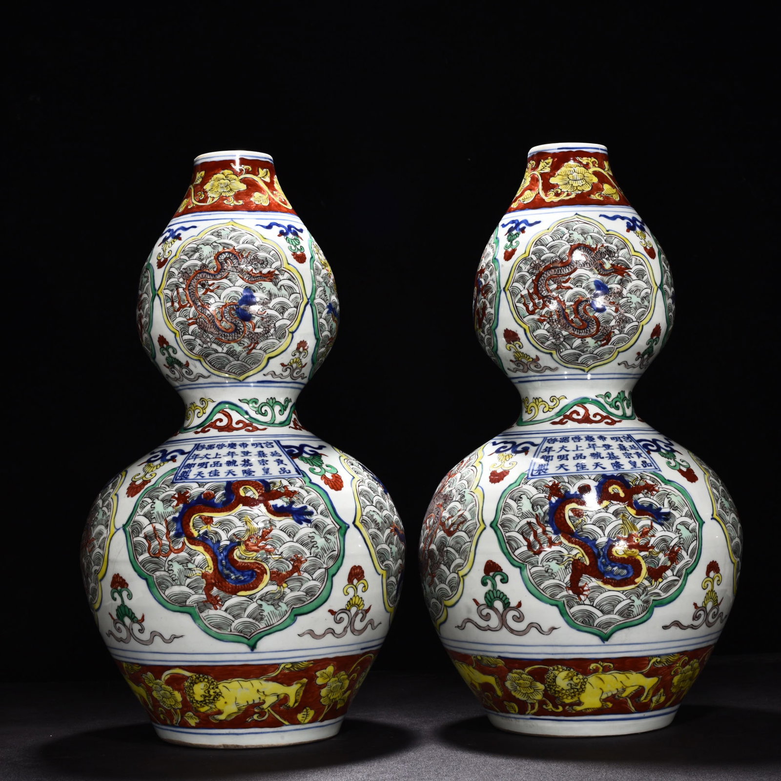 An Exquisite Chinese Longqing blueAnd white multicolored gourd bottle: Size: Height 47 cm - Diameter 23.5 cm |Materials: Porcelain |Style Dynasty: Ming Dynasty |Attributed: longqing |Object: bottle