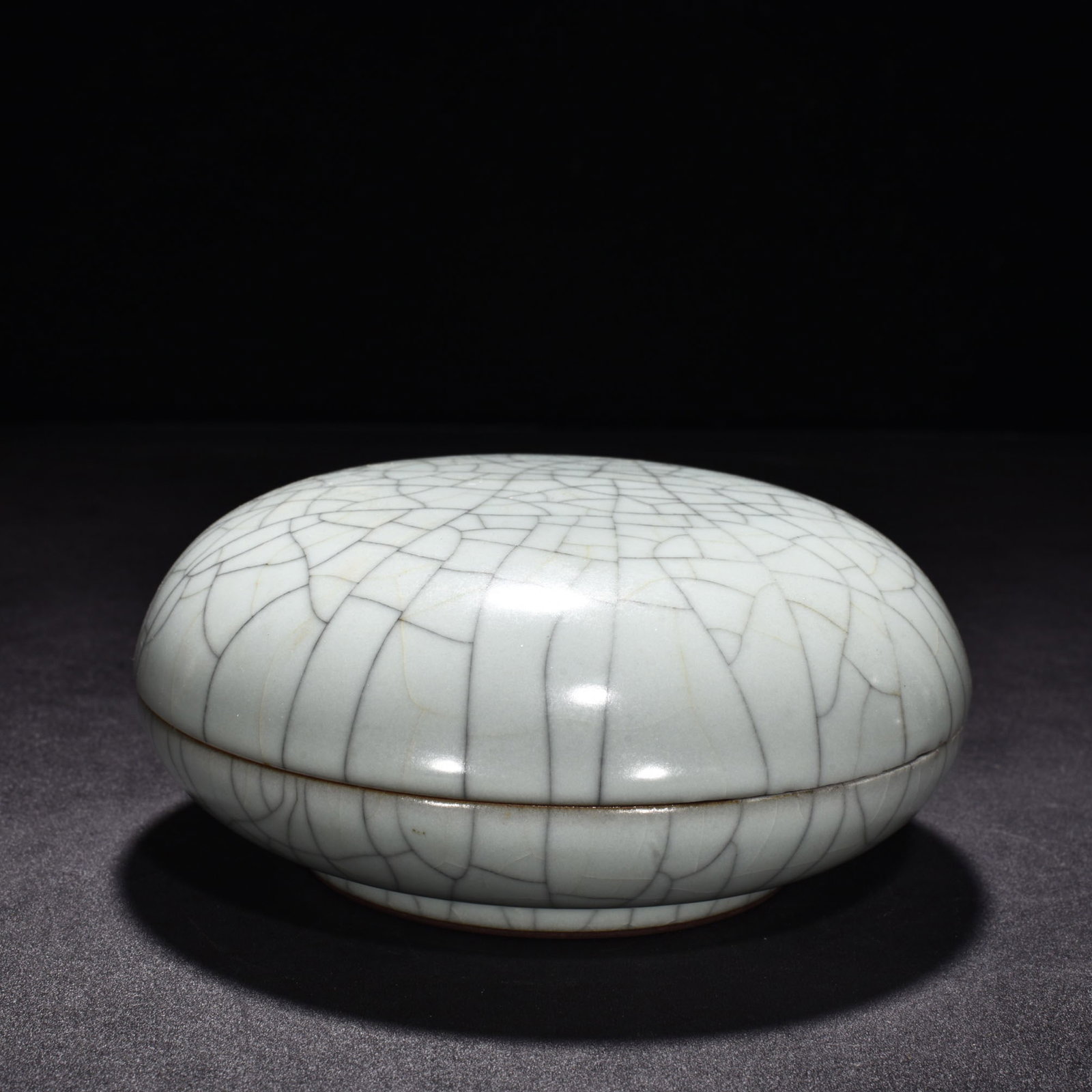 An Exquisite Chinese Geyin box: Size: Height 7.5 cm - Diameter 17 cm |Materials: Porcelain |Style Dynasty: Qing Dynasty |Attributed: Qinglong |Object: box