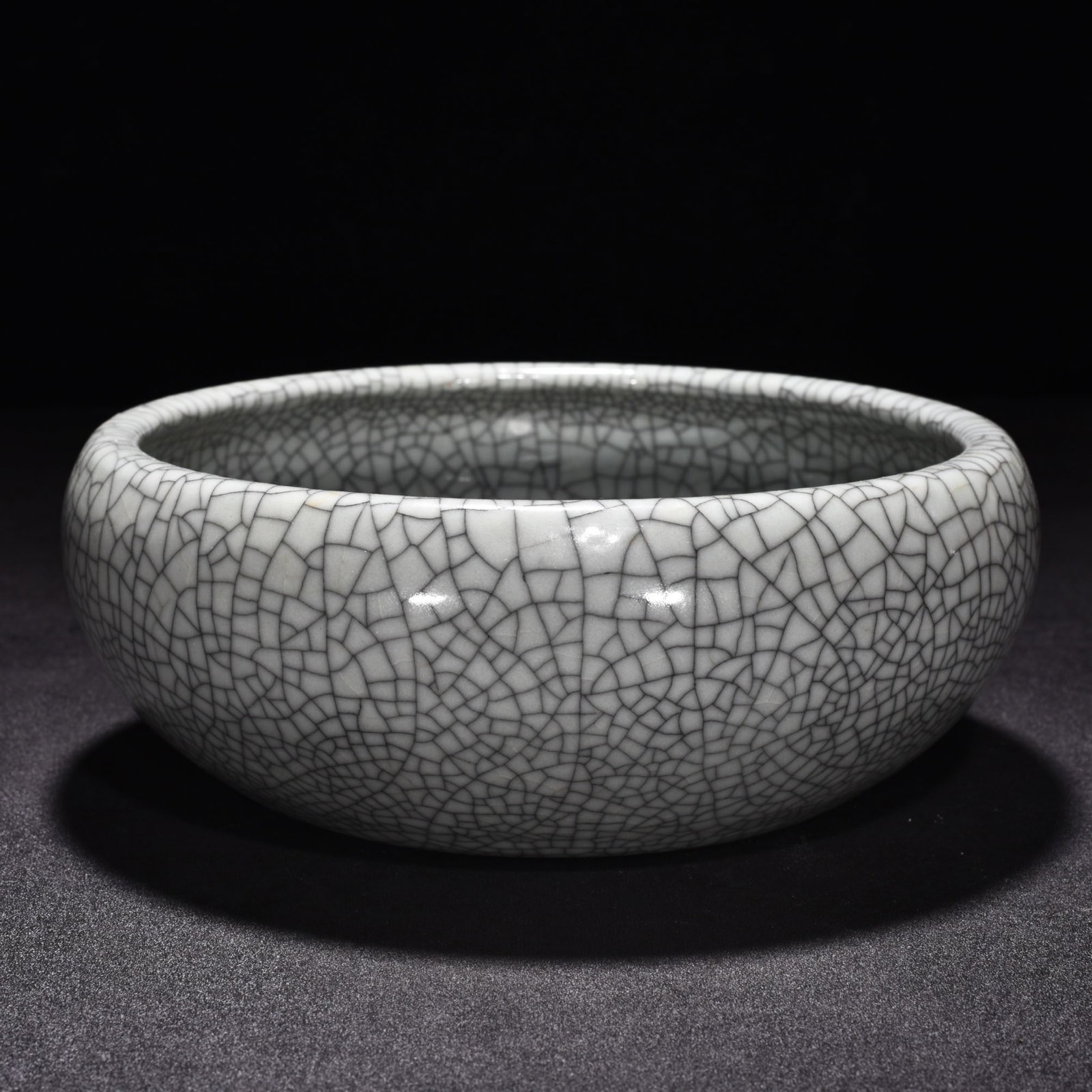 An Exquisite Chinese Ge kiln round washer: Size: Height 7 cm - Diameter 18 cm |Materials: Porcelain |Style Dynasty: Qing Dynasty |Attributed: Qinglong |Object: washer