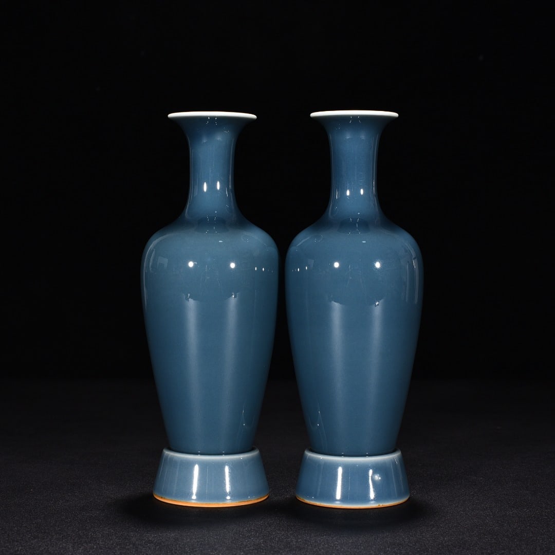 An Exquisite Chinese Ji-blue glazed willow leaf vase: Size: Height 17 cm - Diameter 6 cm |Materials: Porcelain |Style Dynasty: Qing Dynasty |Attributed: kangxi |Object: vase
