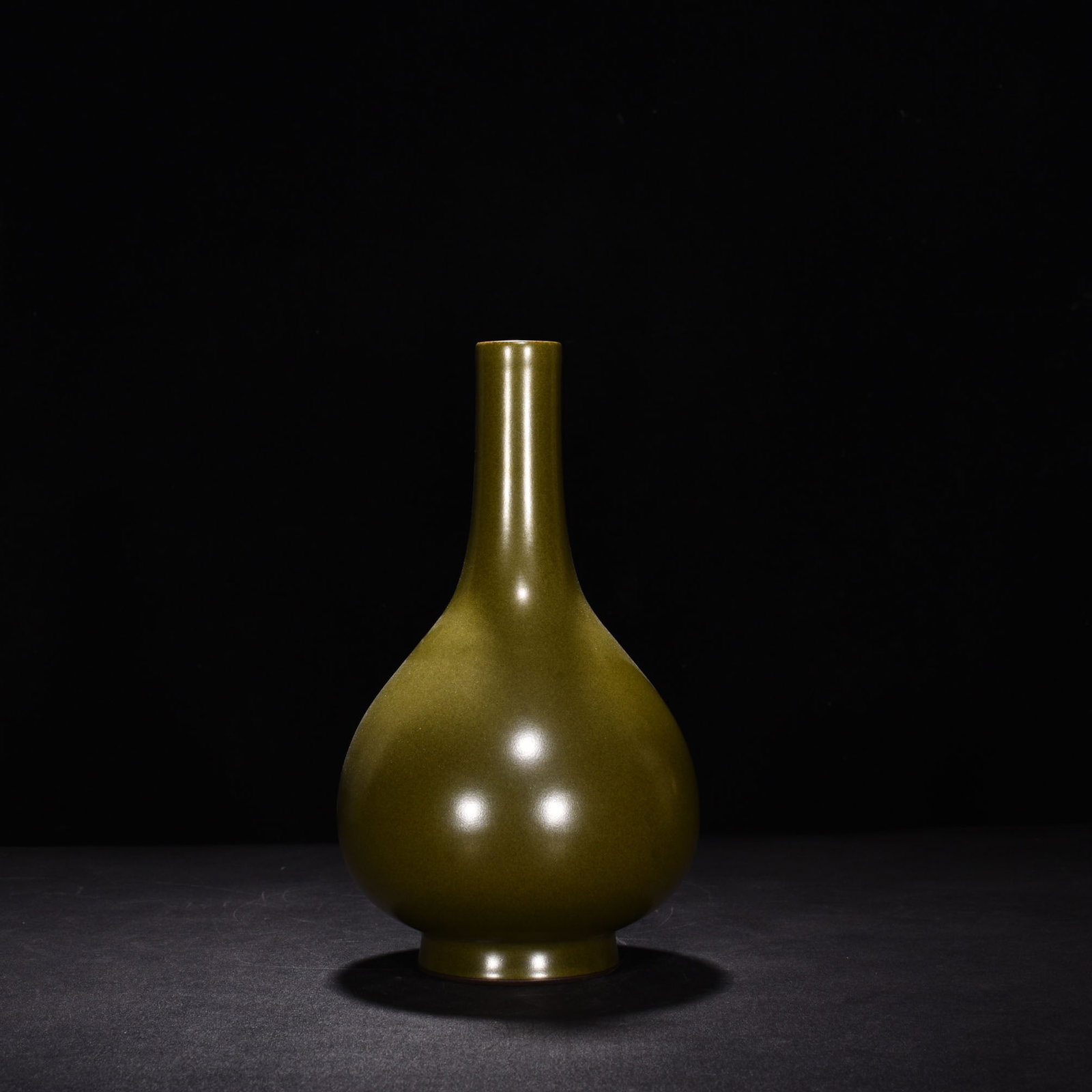 An Exquisite Chinese tea powder bottle: Size: Height 10 cm - Diameter 20 cm |Materials: Porcelain |Style Dynasty: Qing Dynasty |Attributed: yongzheng |Object: bottle