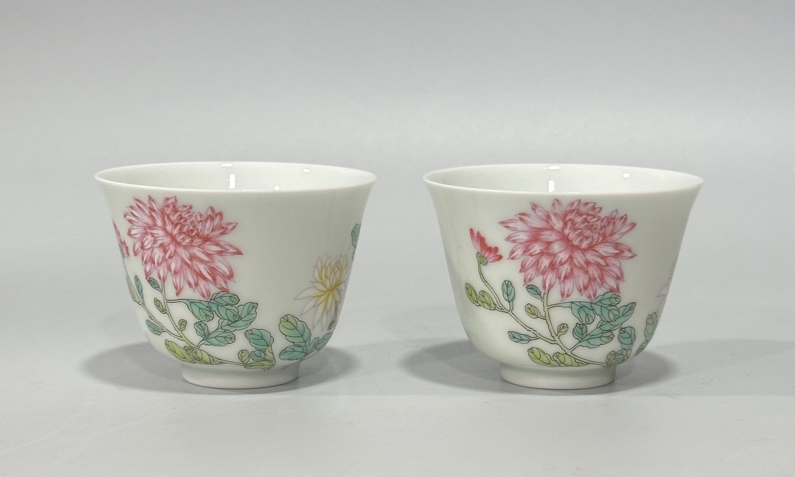 An Exquisite Chinese pastel chrysanthemum pattern cup: Size: Diameter 6.5 cm - Height 5 cm |Materials: Porcelain |Style Dynasty: Qing dynasty |Inscription: Yongzheng Mark |Object: cup
