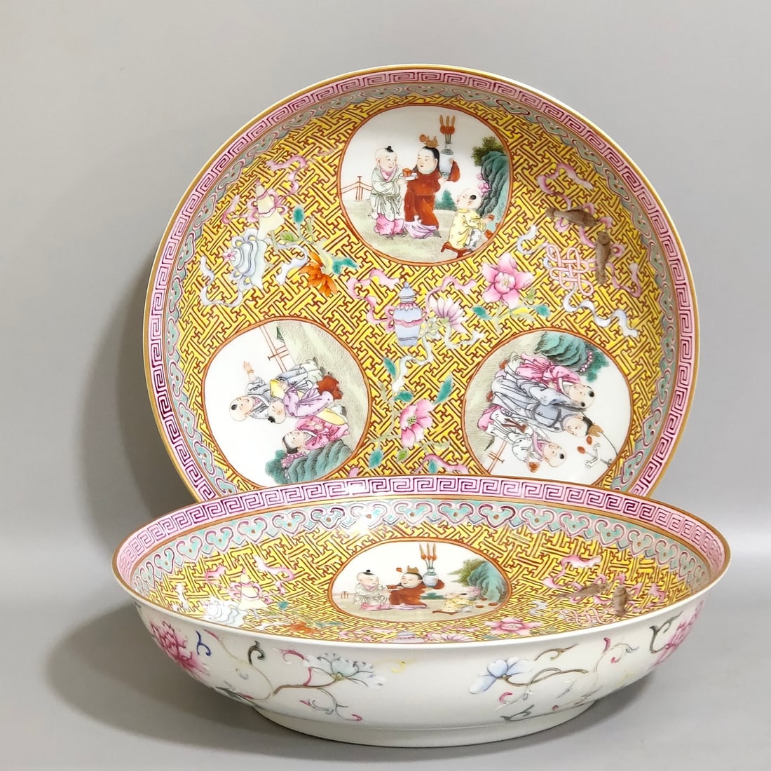 An Exquisite Chinese A window-opening baby play plate: Size: Diameter 18.5 cm - Height 4.3 cm |Materials: Porcelain |Style Dynasty: Qing dynasty |Inscription: Hongxian Mark |Object: plate