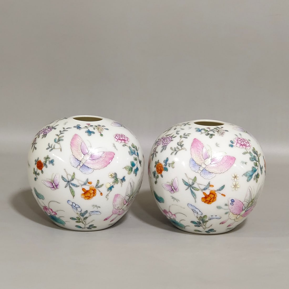 An Exquisite Chinese A butterfly-loving flower water bowl: Size: Diameter 8.3 cm - Height 7.8 cm |Materials: Porcelain |Style Dynasty: Qing dynasty |Inscription: Hongxian Mark |Object: vase