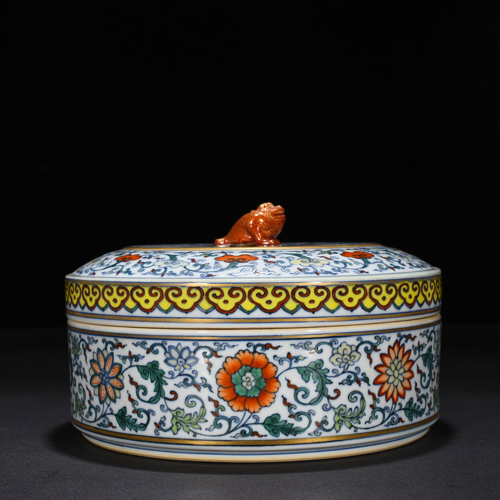 An Exquisite Chinese period of the colorful fruit box with branches (1 of 9)