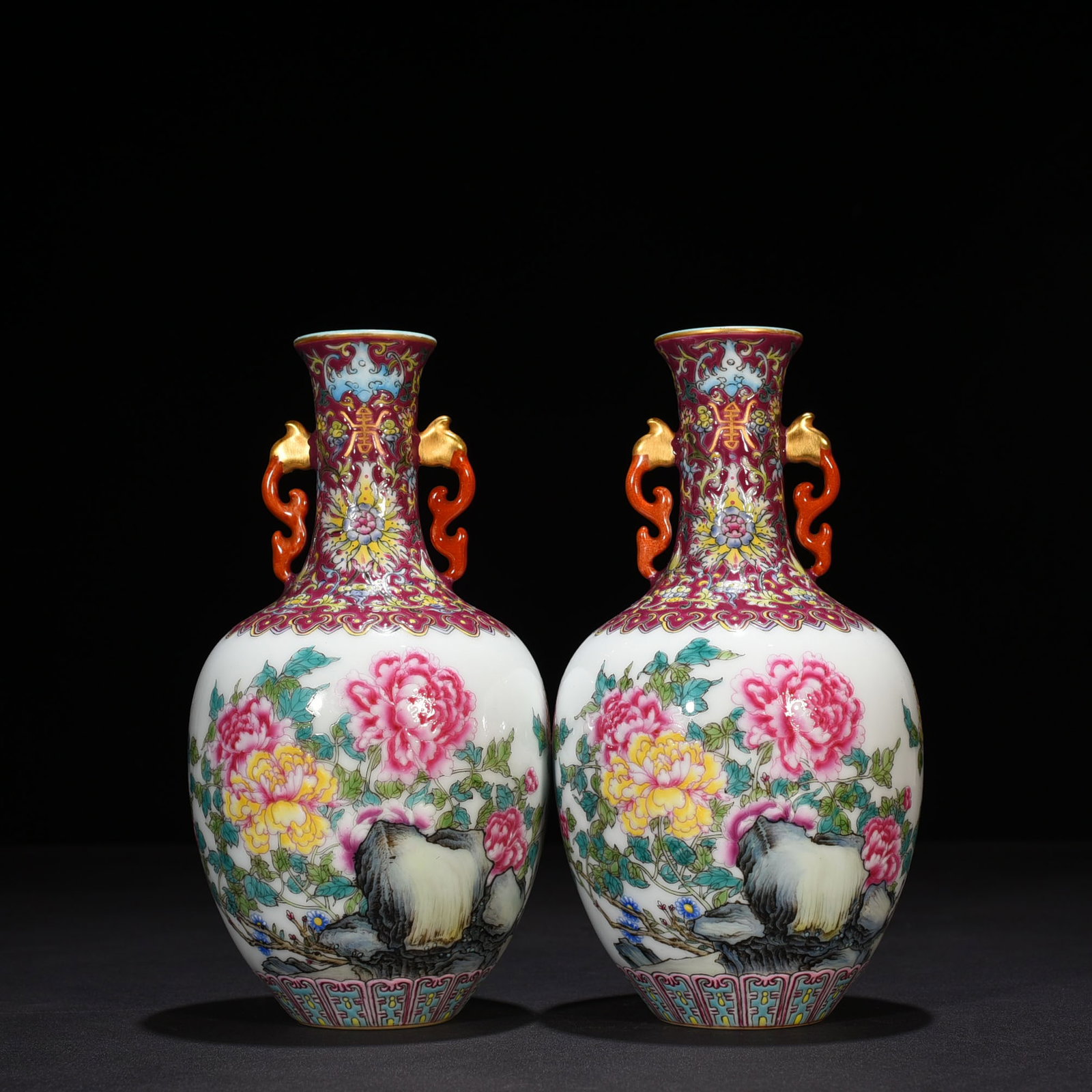 An Exquisite Chinese enamel peony pattern amphora: Size: Height 33 cm - Width 24 cm |Materials: Porcelain |Style Dynasty: Qing dynasty |Inscription: Qianlong Mark |Object: amphora