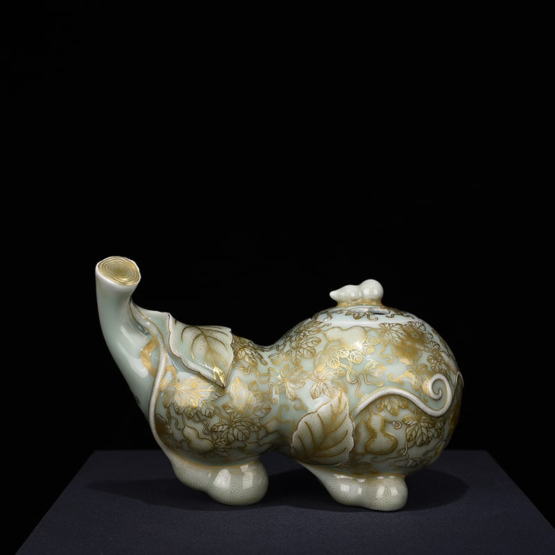 An Exquisite Chinese pink celadon glaze with gold descendants and generations of gourd smokers: Size: Width 20 cm - Height 14 cm |Materials: Porcelain |Style Dynasty: Qing dynasty |Inscription: Qianlong Mark |Object: smoker