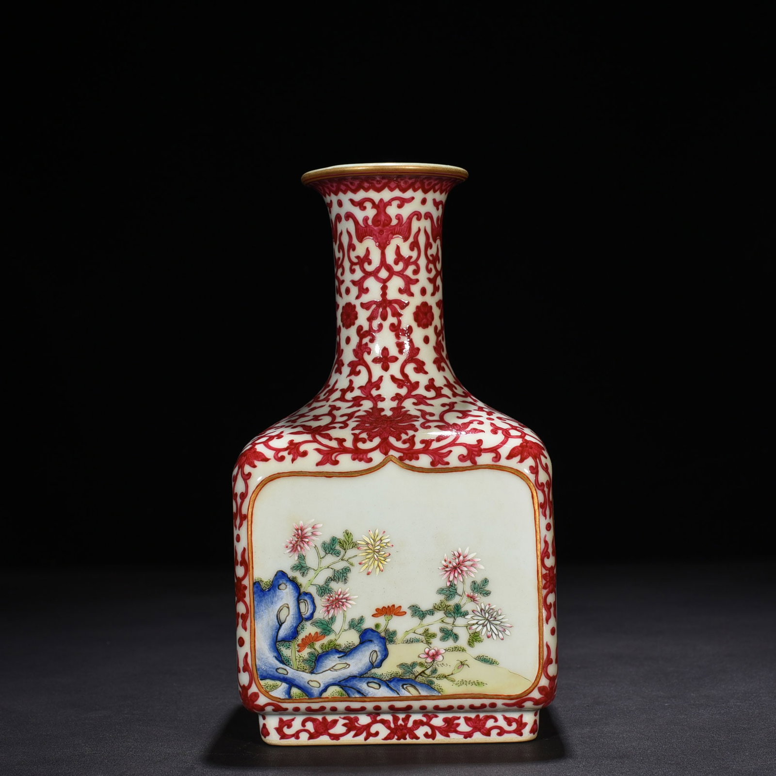 An Exquisite Chinese rouge red window-wrapped square vase: Size: Height 25 cm - Width 14 cm |Materials: Porcelain |Style Dynasty: Qing dynasty |Inscription: Qianlong Mark |Object: vase