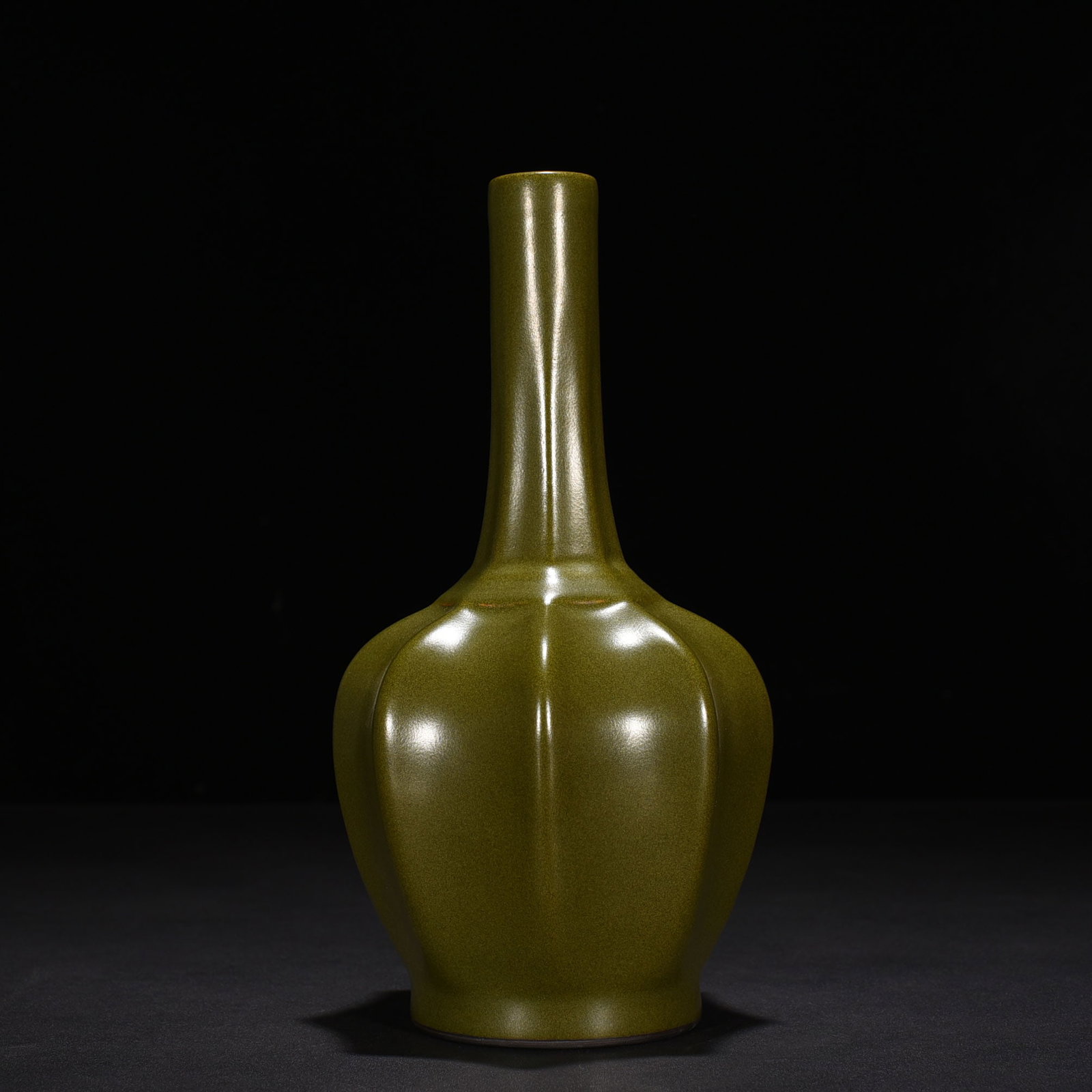 An Exquisite Chinese tea powder glaze clear bottle: Size: Height 26 cm - Width 12.5 cm |Materials: Porcelain |Style Dynasty: Qing dynasty |Inscription: Qianlong Mark |Object: bottle