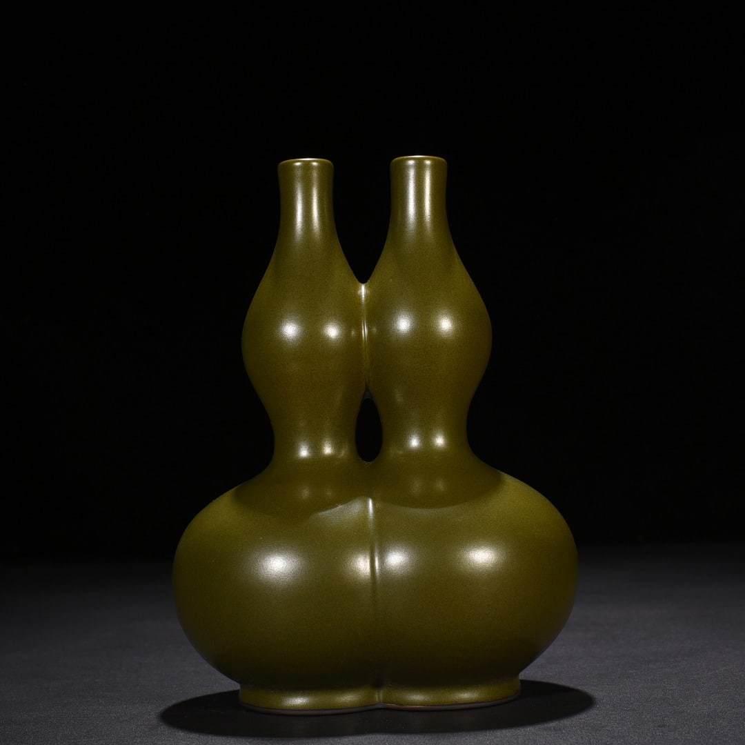 An Exquisite Chinese tea powder-glazed double-gourd bottle: Size: Height 19 cm - Width 15 cm |Materials: Porcelain |Style Dynasty: Qing dynasty |Inscription: Qianlong Mark |Object: flat bottle