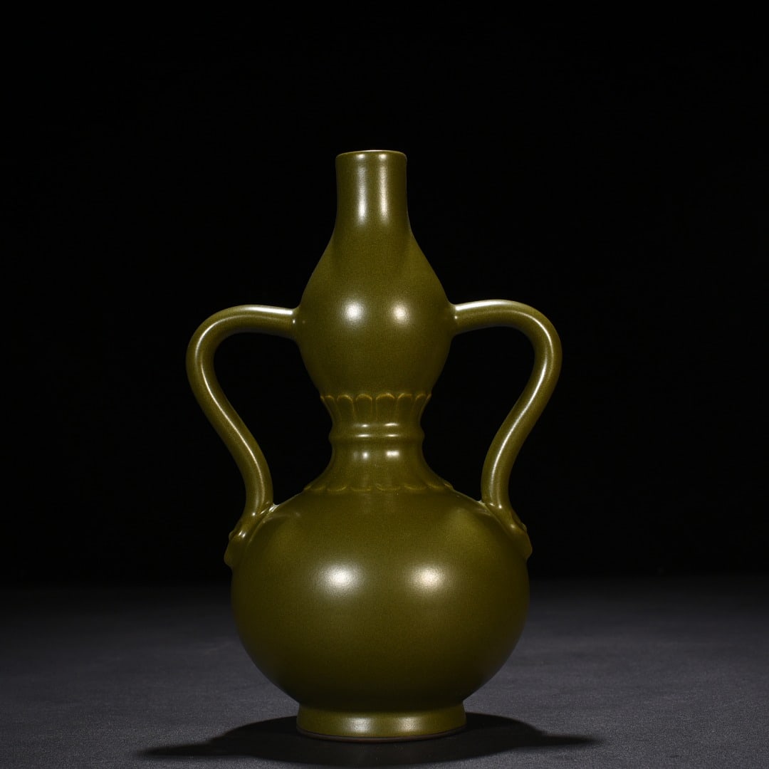 An Exquisite Chinese tea powder-glazed Ruyi ear gourd bottle: Size: Height 25 cm - Width 15 cm |Materials: Porcelain |Style Dynasty: Qing dynasty |Inscription: Qianlong Mark |Object: bottle