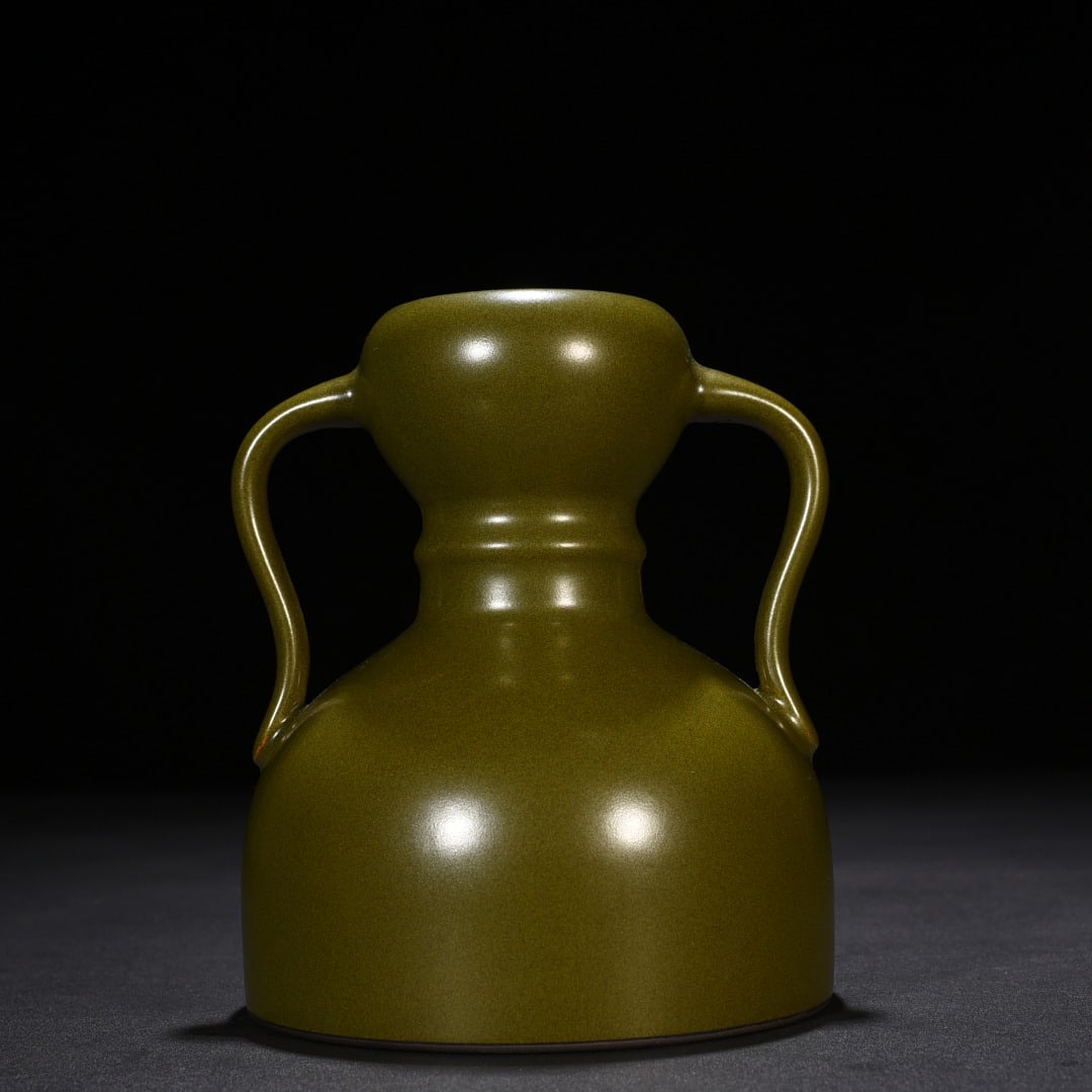 An Exquisite Chinese tea powder glazed Ruyi ear garlic bottle: Size: Height 18 cm - Width 15 cm |Materials: Porcelain |Style Dynasty: Qing dynasty |Inscription: Qianlong Mark |Object: bottle