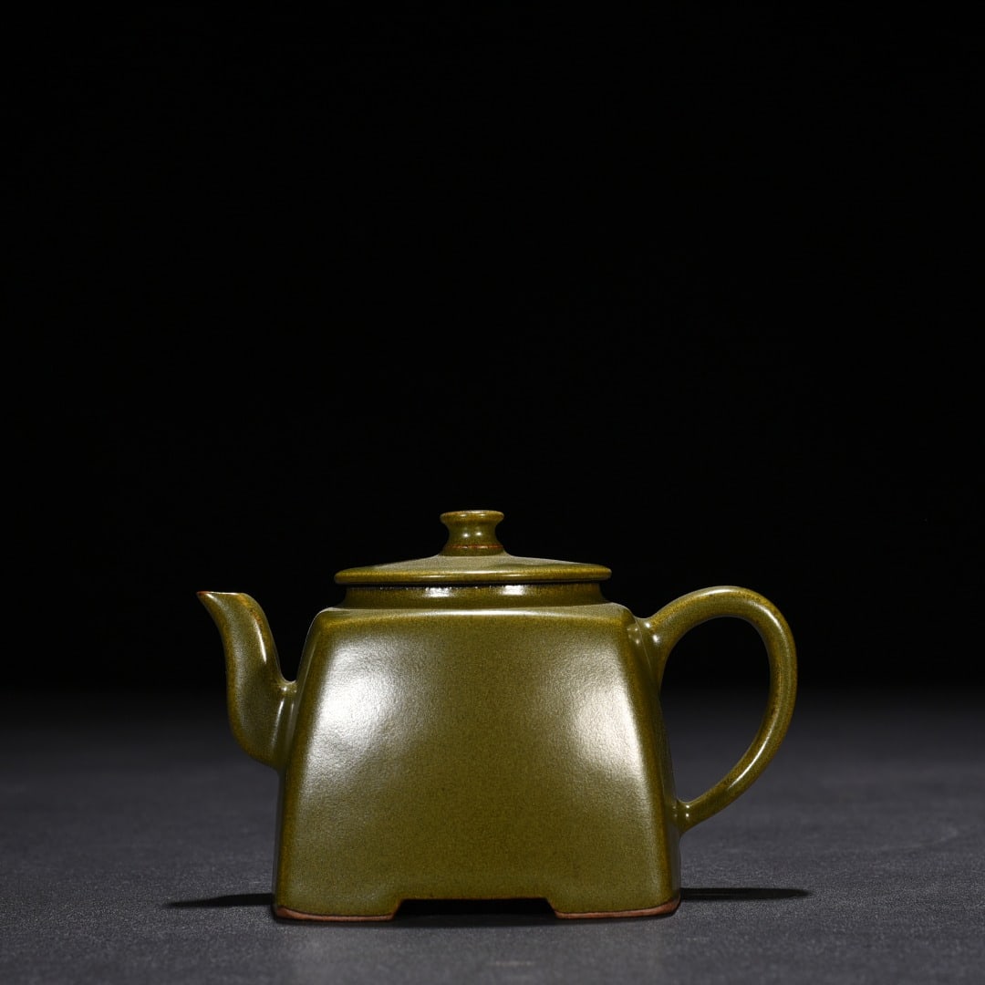 An Exquisite Chinese tea glazed square teapot: Size: Height 11 cm - Width 8 cm |Materials: Porcelain |Style Dynasty: Qing dynasty |Inscription: Qianlong Mark |Object: teaapot