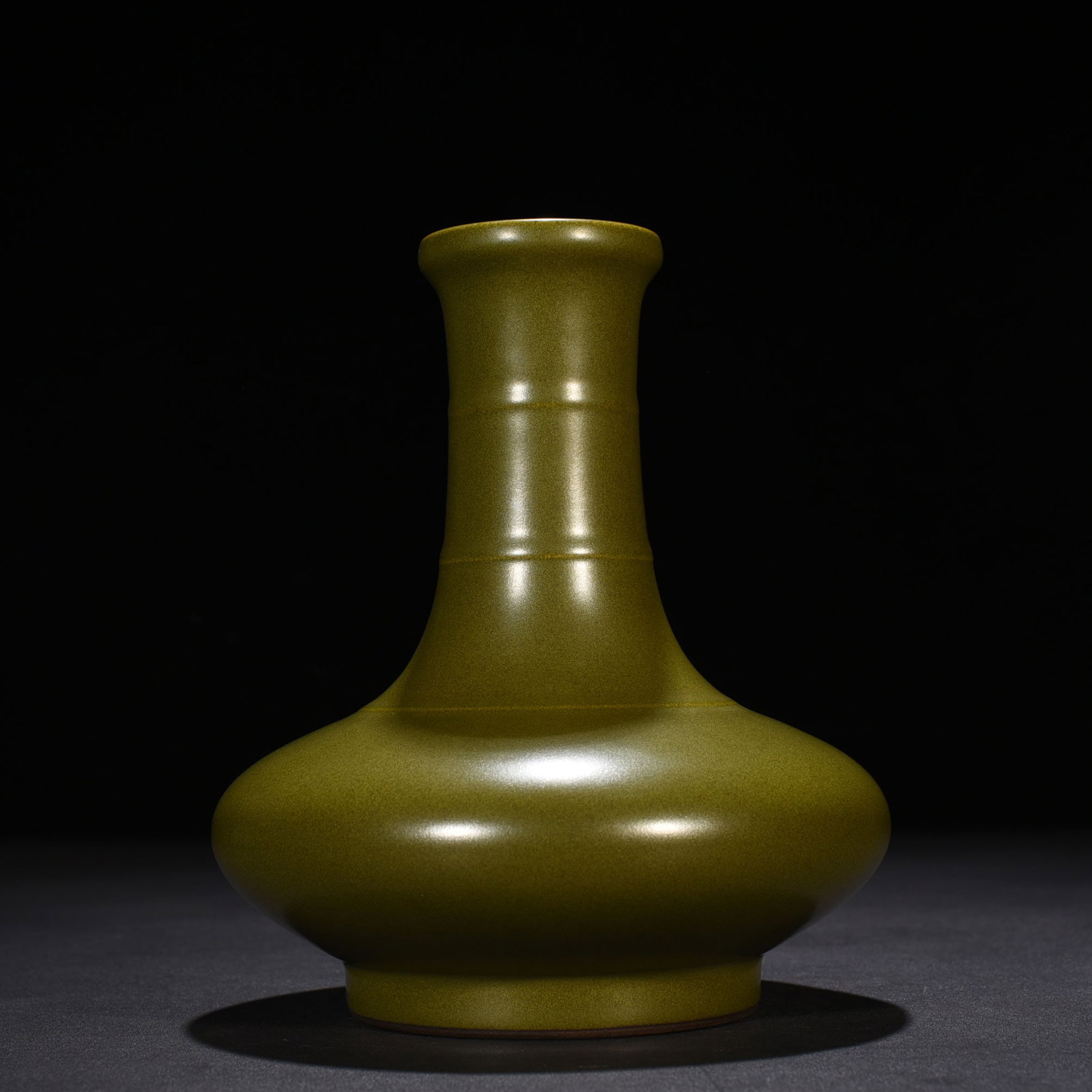 An Exquisite Chinese tea powder glaze plate mouth bottle: Size: Height 20 cm - Width 17 cm |Materials: Porcelain |Style Dynasty: Qing dynasty |Inscription: Qianlong Mark |Object: bottle