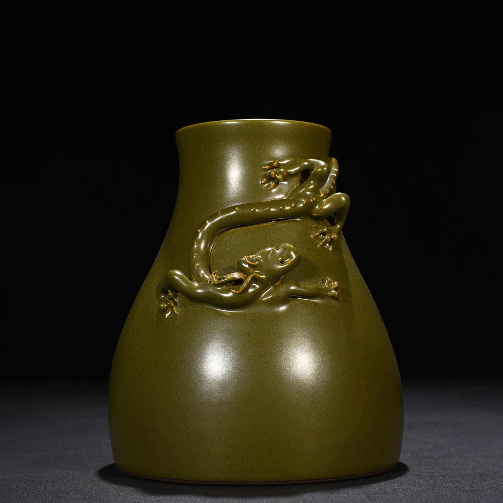 An Exquisite Chinese tea powder glazed dish dragon statue: Size: Height 18 cm - Width 15 cm |Materials: Porcelain |Style Dynasty: Qing dynasty |Inscription: Qianlong Mark |Object: statue