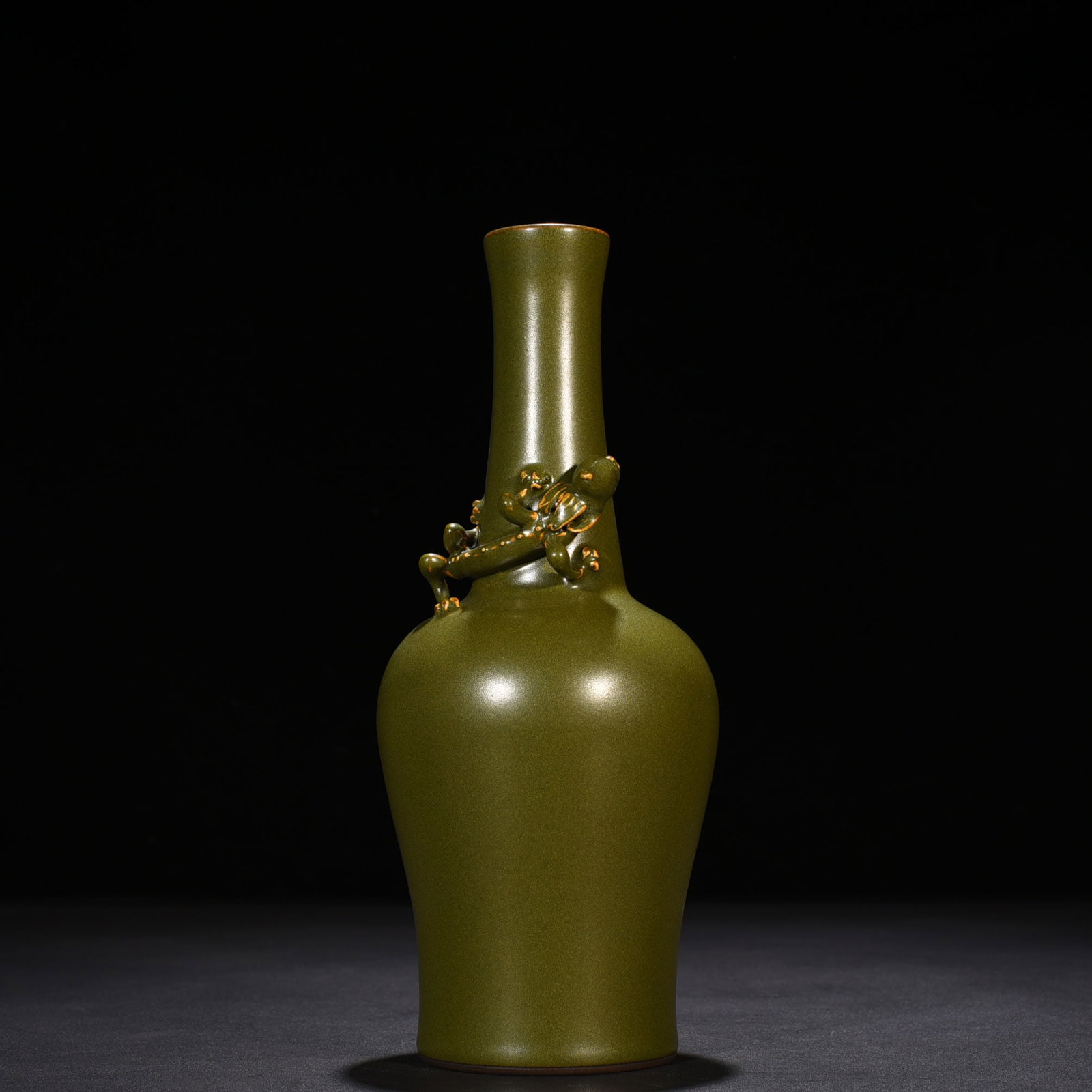 An Exquisite Chinese tea powder glazed dragon rattle bell vase: Size: Height 27.5 cm - Width 11 cm |Materials: Porcelain |Style Dynasty: Qing dynasty |Inscription: Qianlong Mark |Object: vase