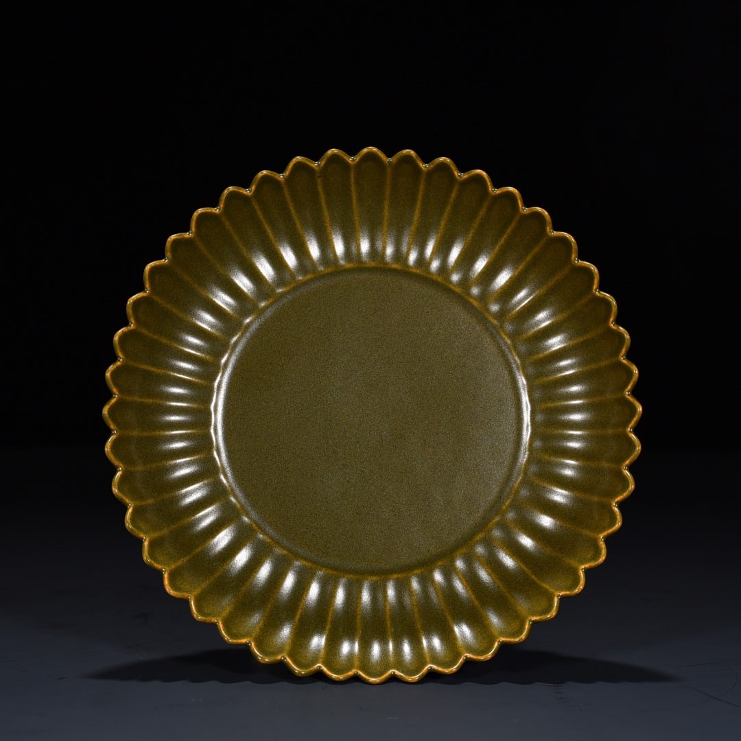 An Exquisite Chinese tea powder glazed chrysanthemum petal plate: Size: Width 17.5 cm - Height 3.5 cm |Materials: Porcelain |Style Dynasty: Qing dynasty |Inscription: Qianlong Mark |Object: plate