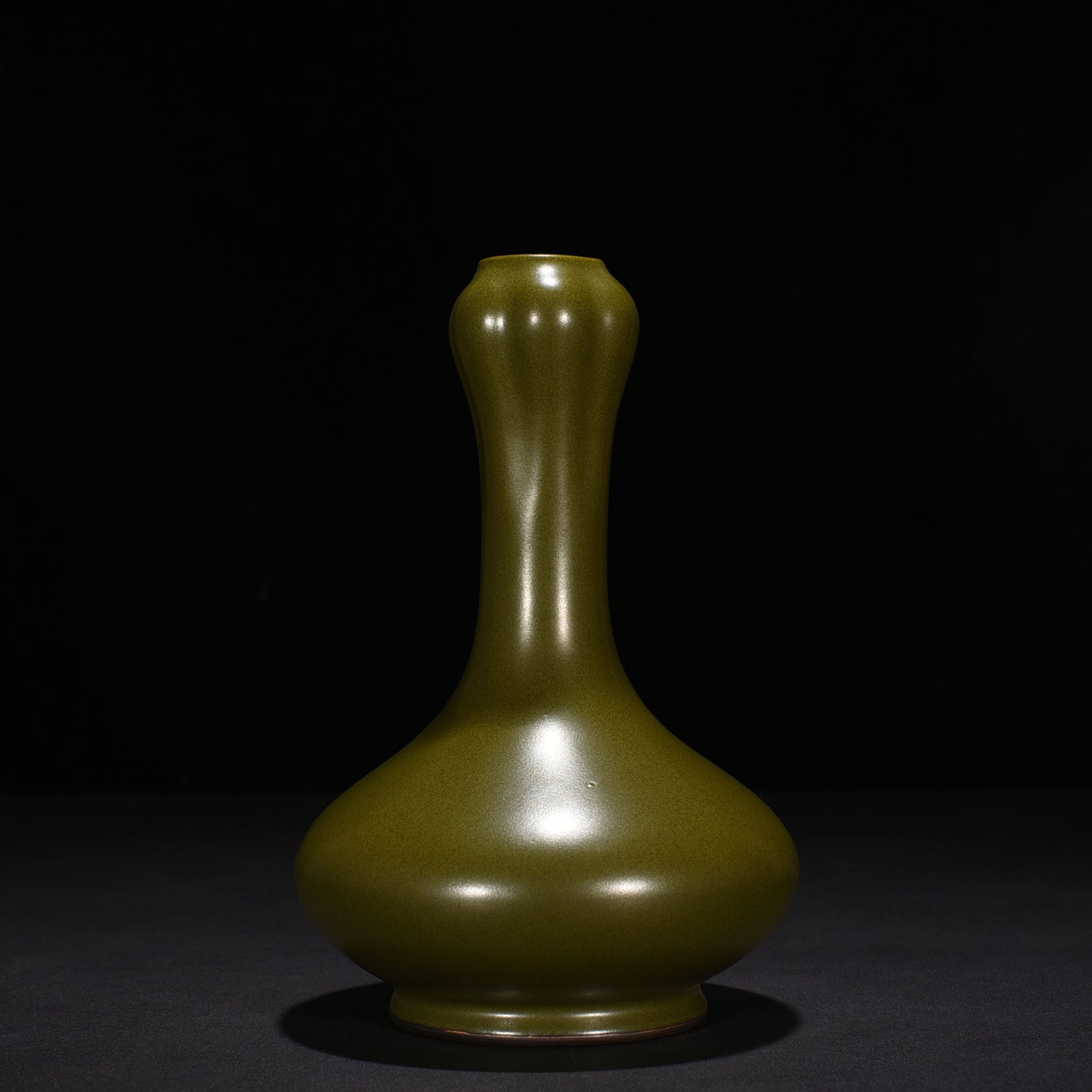 An Exquisite Chinese tea minced glazed garlic bottle: Size: Height 24 cm - Width 13 cm |Materials: Porcelain |Style Dynasty: Qing dynasty |Inscription: Qianlong Mark |Object: bottle