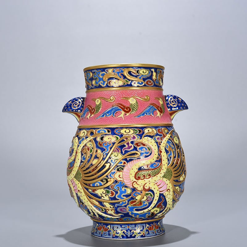 An Exquisite Chinese blue ground enamel color painted gold carved phoenix double-eared statue: Size: Height 21 cm - Width 15 cm |Materials: Porcelain |Style Dynasty: Qing dynasty |Inscription: Qianlong Mark |Object: statue