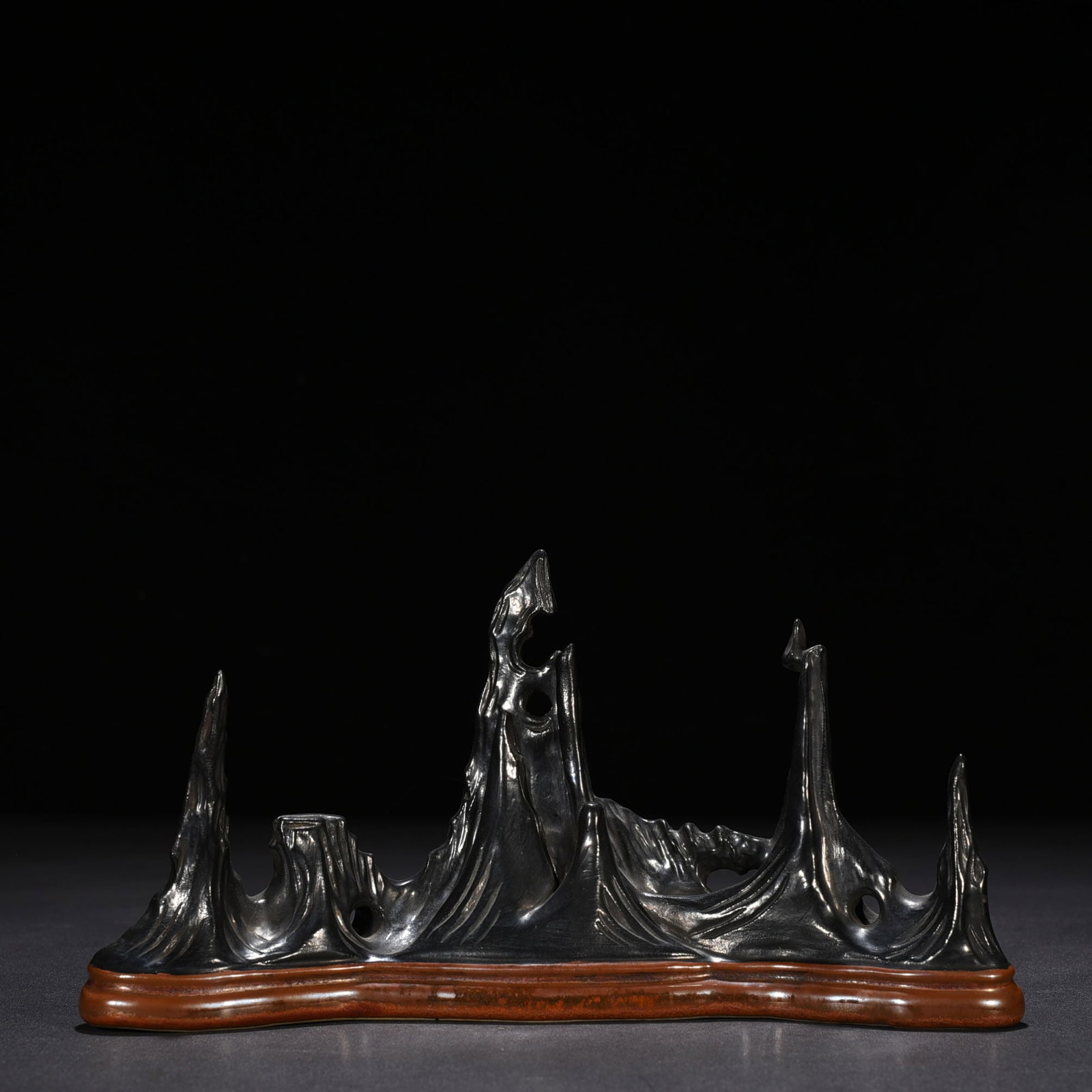 An Exquisite Chinese of the Tang Ying style inkstone and Mingshan type penholder: Size: Width 24 cm - Height 13 cm |Materials: Porcelain |Style Dynasty: Qing dynasty |Inscription: Qianlong Mark |Object: pen holder