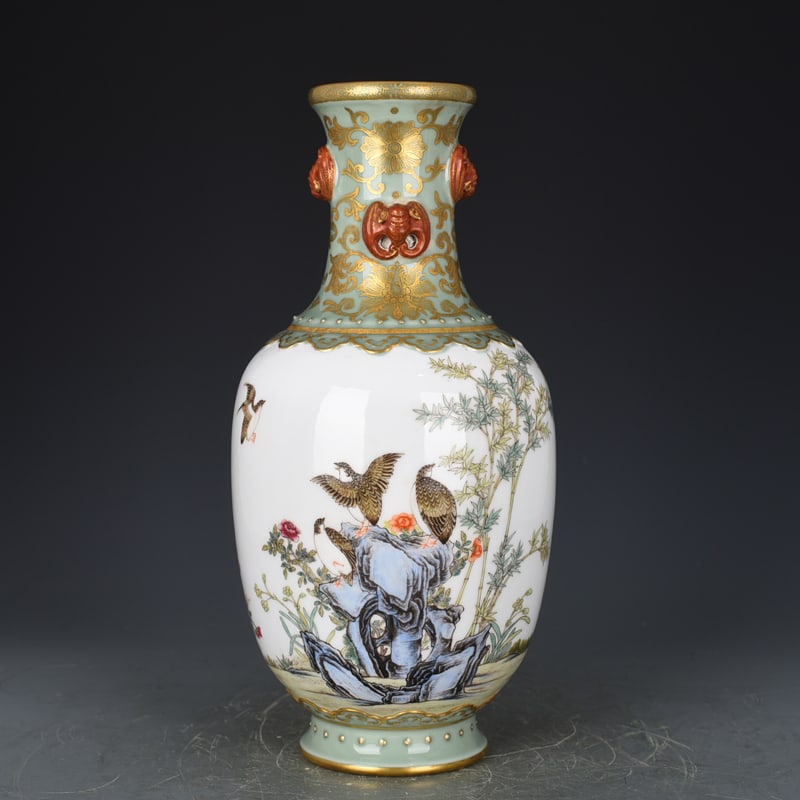 An Exquisite Chinese bean green glaze vase: Size: Height 35 cm - Width 17 cm |Materials: Porcelain |Style Dynasty: Qing dynasty |Inscription: Qianlong Mark |Object: vase