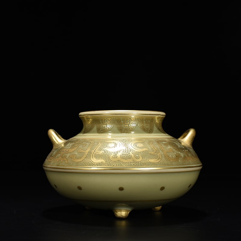 An Exquisite Chinese bean green glaze fish basket statue: Size: Width 14 cm - Height 10 cm |Materials: Porcelain |Style Dynasty: Qing dynasty |Inscription: Qianlong Mark |Object: basket statue
