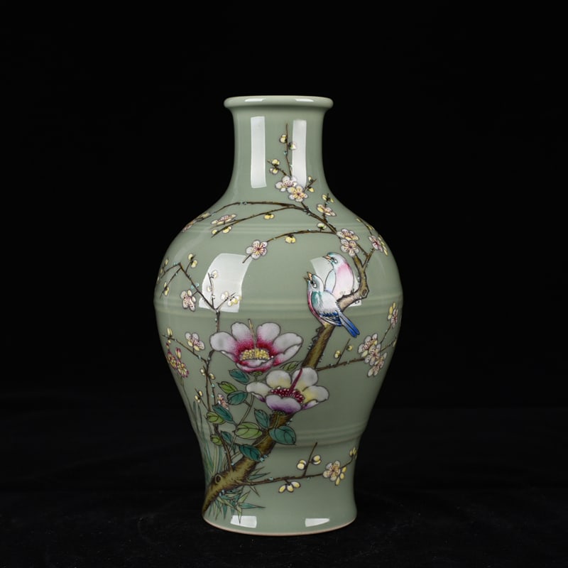 An Exquisite Chinese bean green glaze pastel flower and bird vase: Size: Height 23 cm - Width 13 cm |Materials: Porcelain |Style Dynasty: Qing dynasty |Inscription: Qianlong Mark |Object: vase