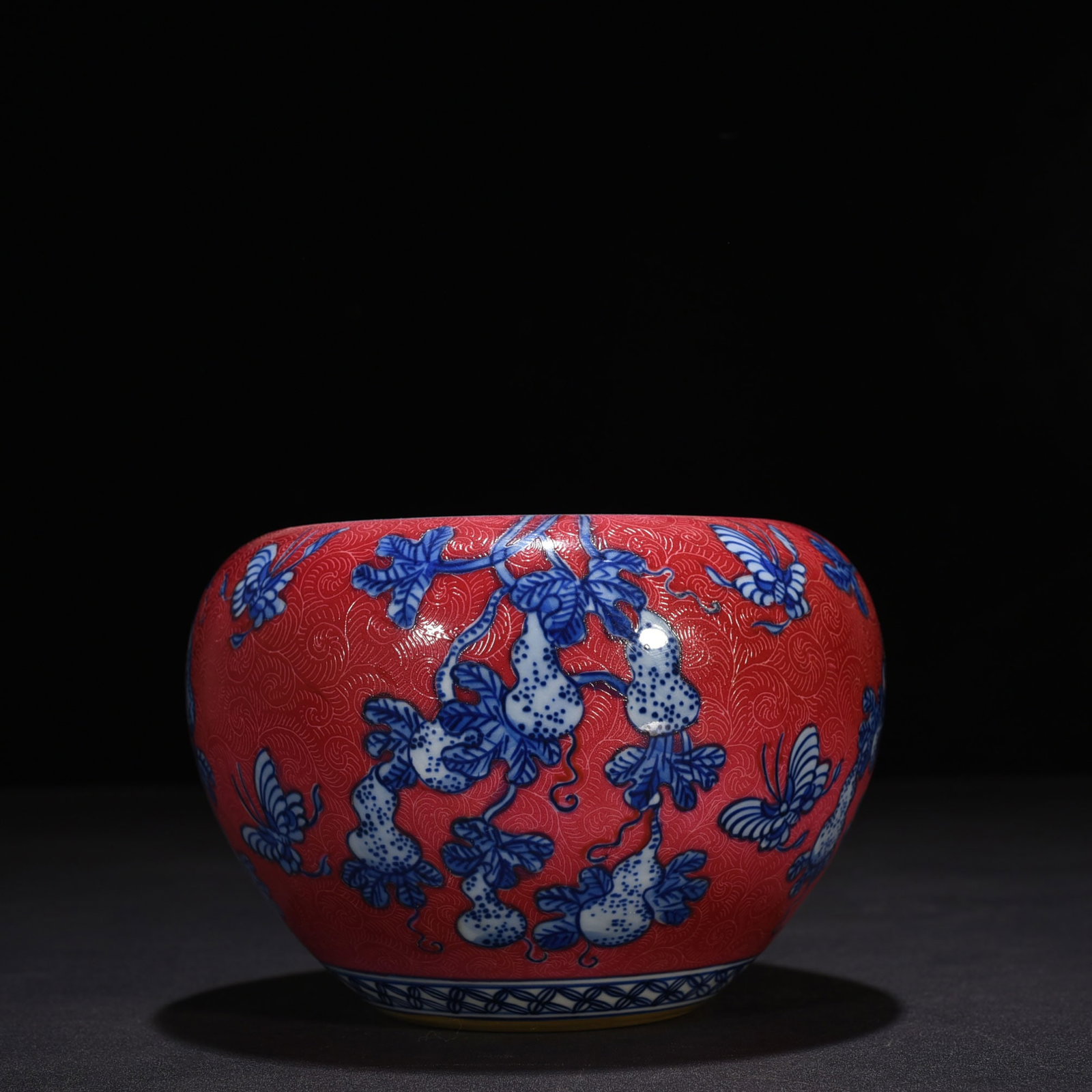 An Exquisite Chinese rolling road rouge ground blue and white descendants of thousands of: Size: Width 15 cm - Height 10.5 cm |Materials: Porcelain |Style Dynasty: Qing dynasty |Inscription: Qianlong Mark |Object: wash