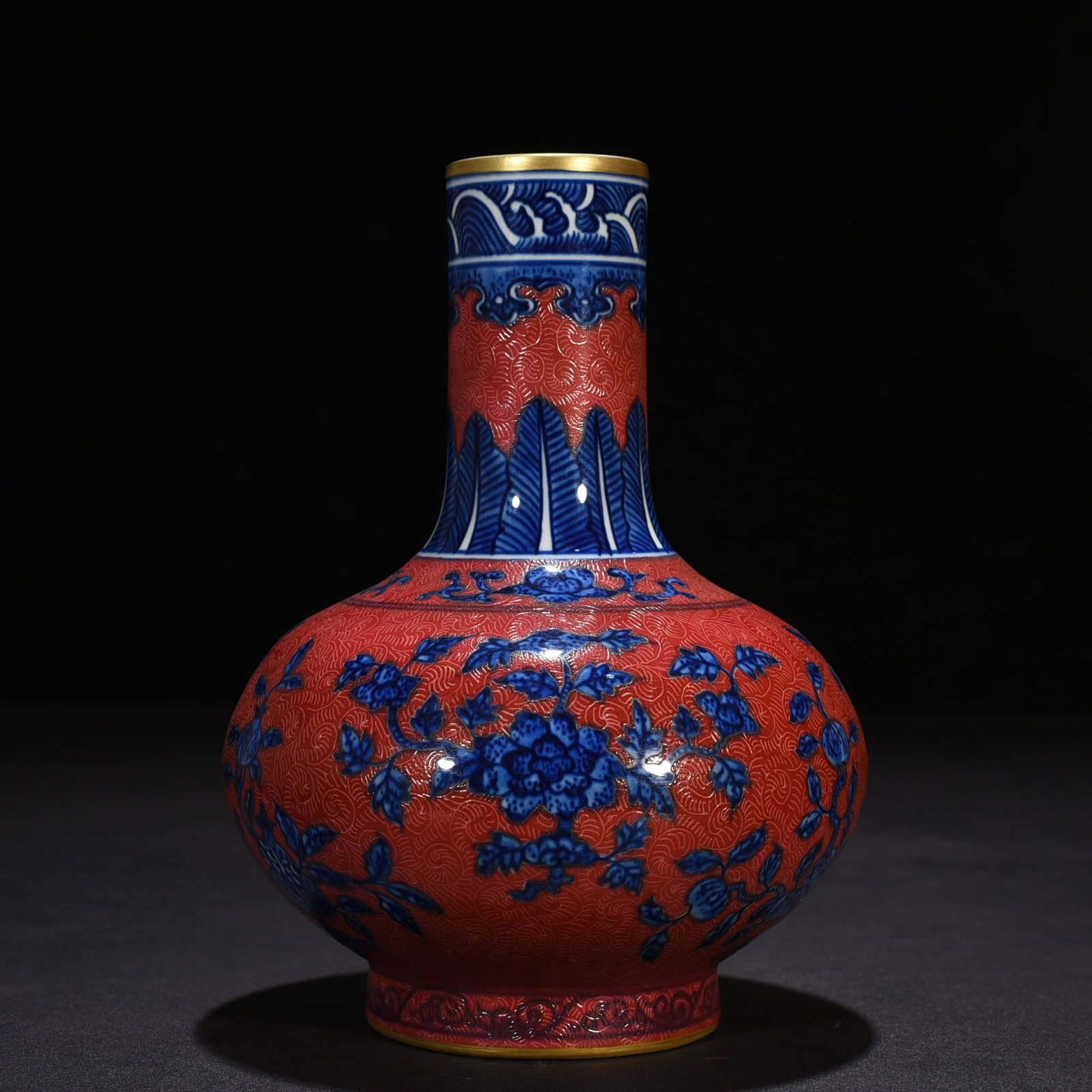 An Exquisite Chinese rolled rouge ground blue and white straight-neck vase: Size: Height 19 cm - Width 14 cm |Materials: Porcelain |Style Dynasty: Qing dynasty |Inscription: Qianlong Mark |Object: vase