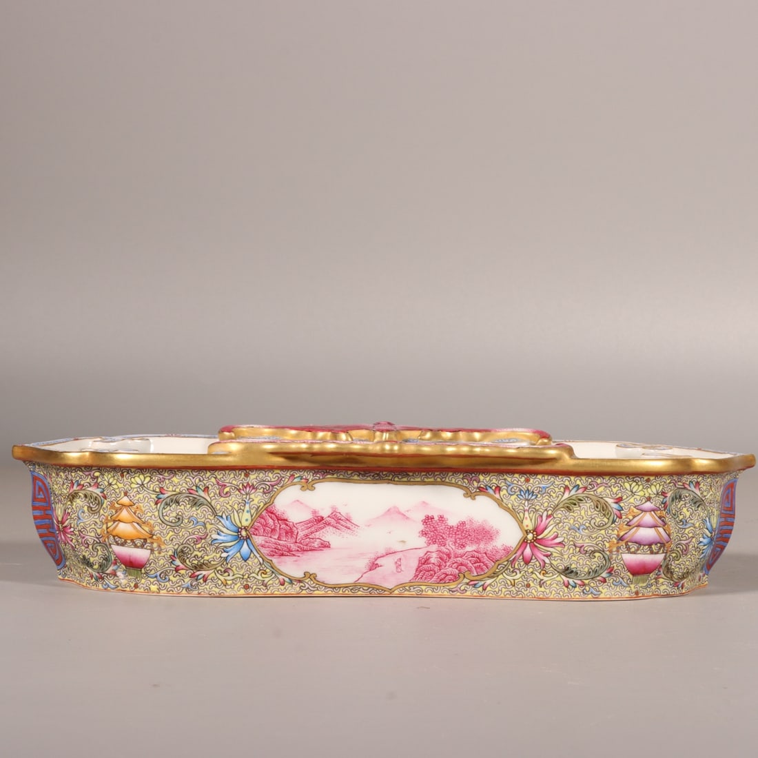 An Exquisite Chinese washed famille rose Gu Yuexuan ship shape: Size: Width 21.2 cm - Height 4.5 cm |Materials: Porcelain |Style Dynasty: Qing dynasty |Inscription: Qianlong Mark |Object: washer