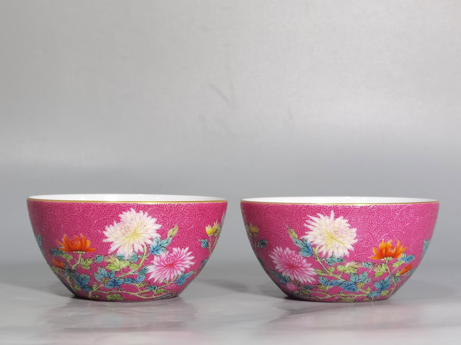 An Exquisite Chinese a pair of enamel rouge and chrysanthemum pattern tea rounds: Size: Width 8 cm - Height 3.8 cm |Materials: Porcelain |Style Dynasty: Qing dynasty |Inscription: Qianlong Mark |Object: bowl