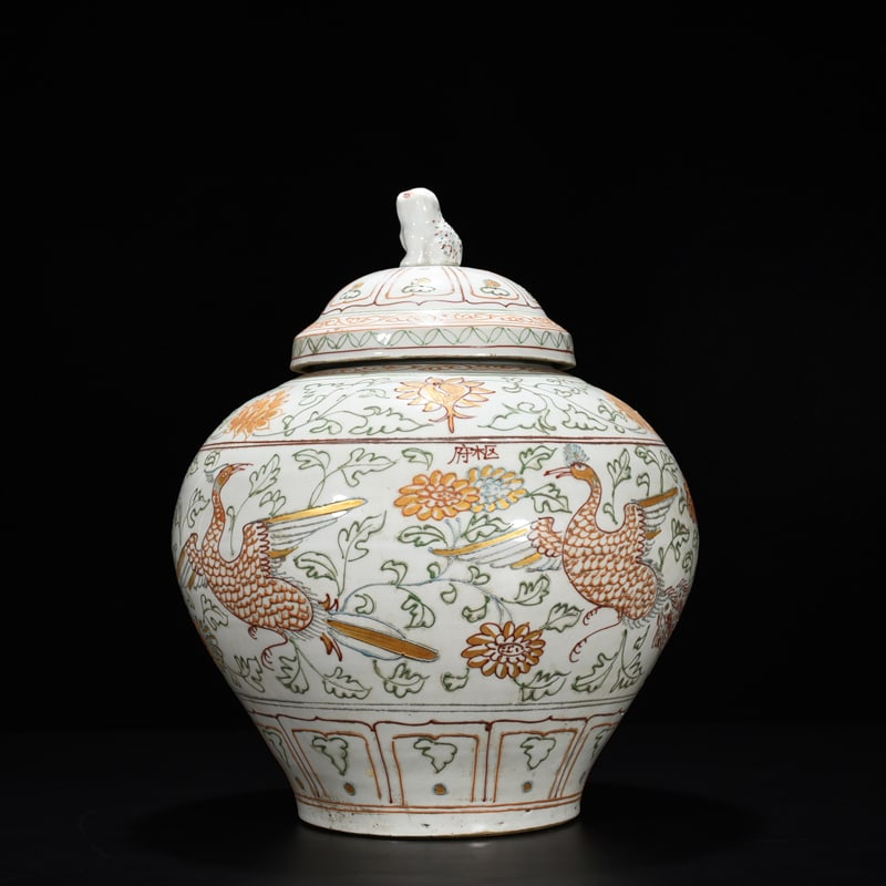 An Exquisite Chinese kiln leach powder filled gold peacock peony pattern lid jar: Size: Height 42 cm - Width 33 cm |Materials: Porcelain |Style Dynasty: Yuan dynasty |Attributed: 13th-c |Object: jar